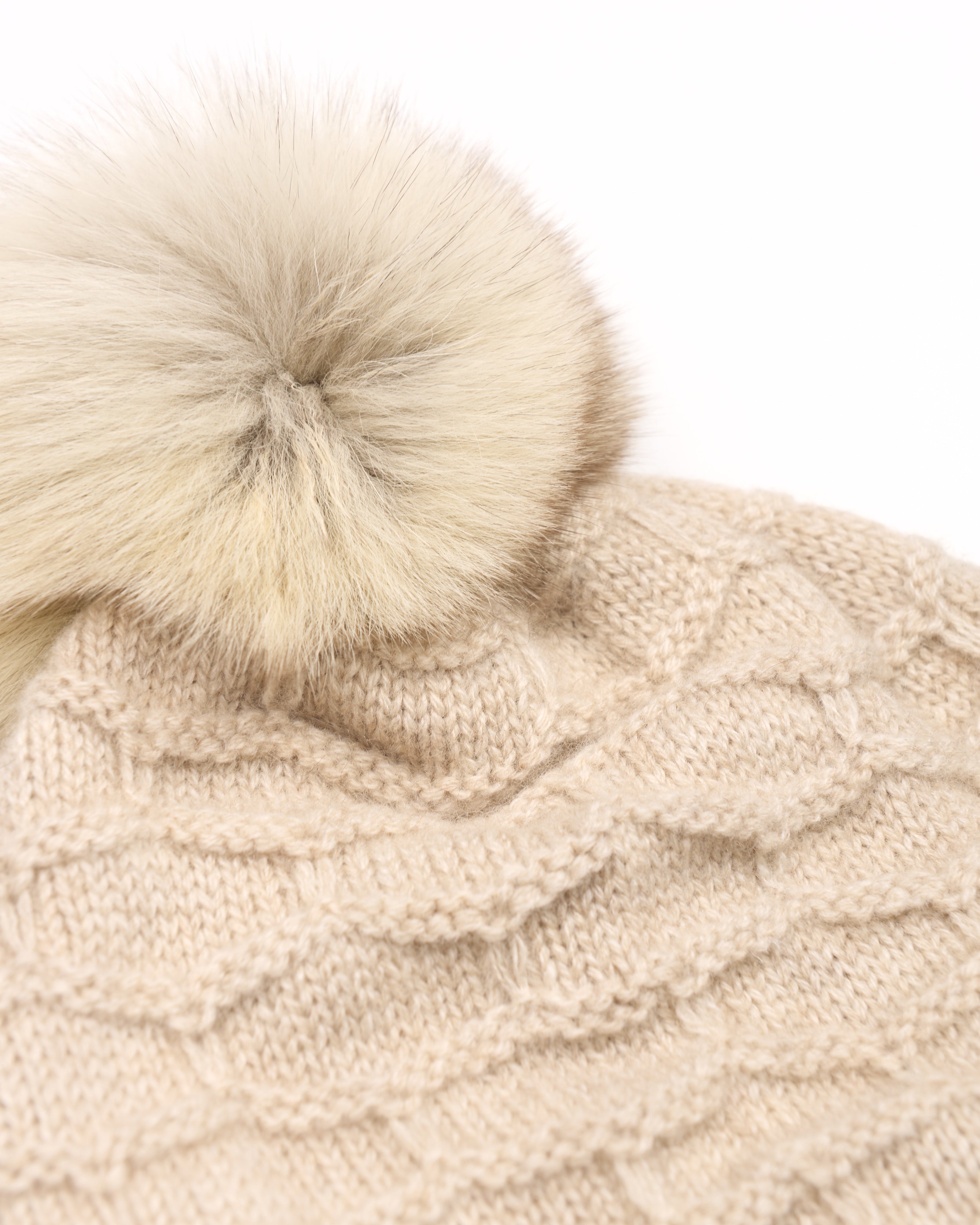 Cuffia in cashmere con pon pon