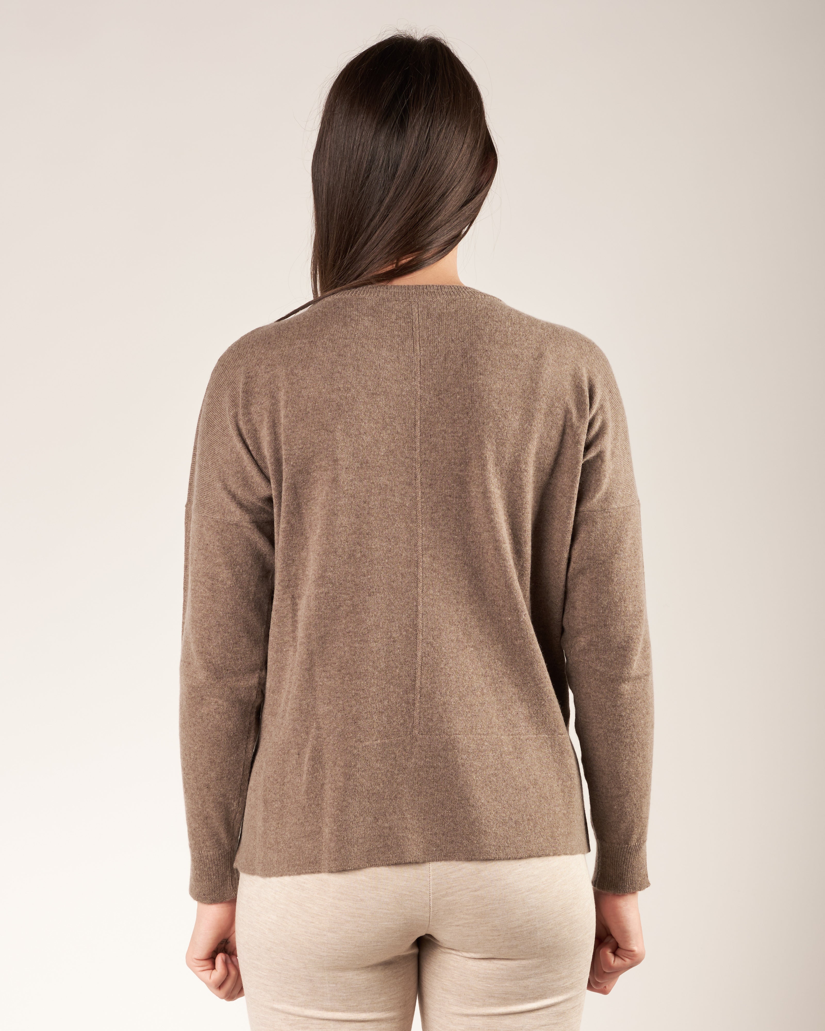 Pullover a girocollo con monile