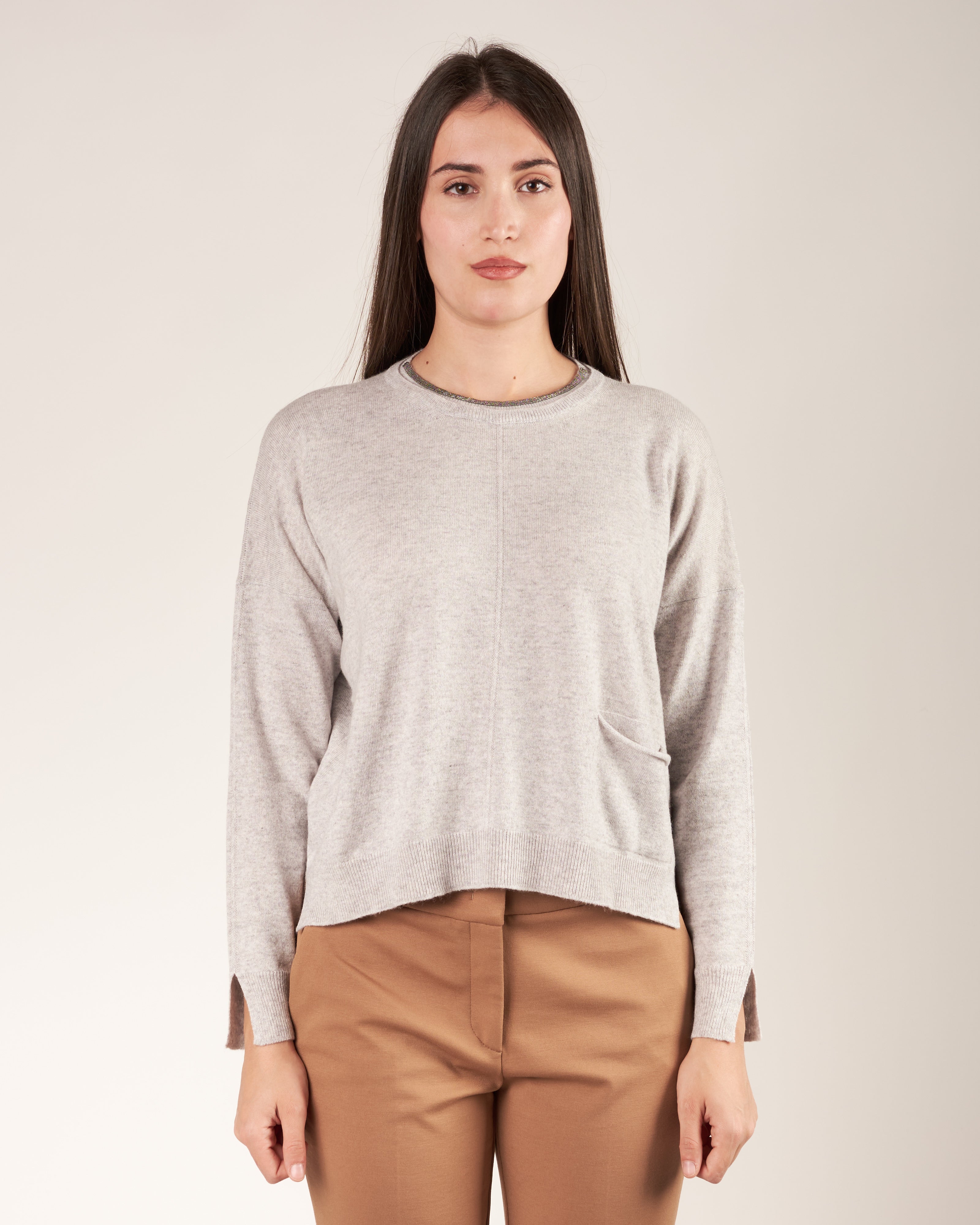 Pullover a girocollo con monile