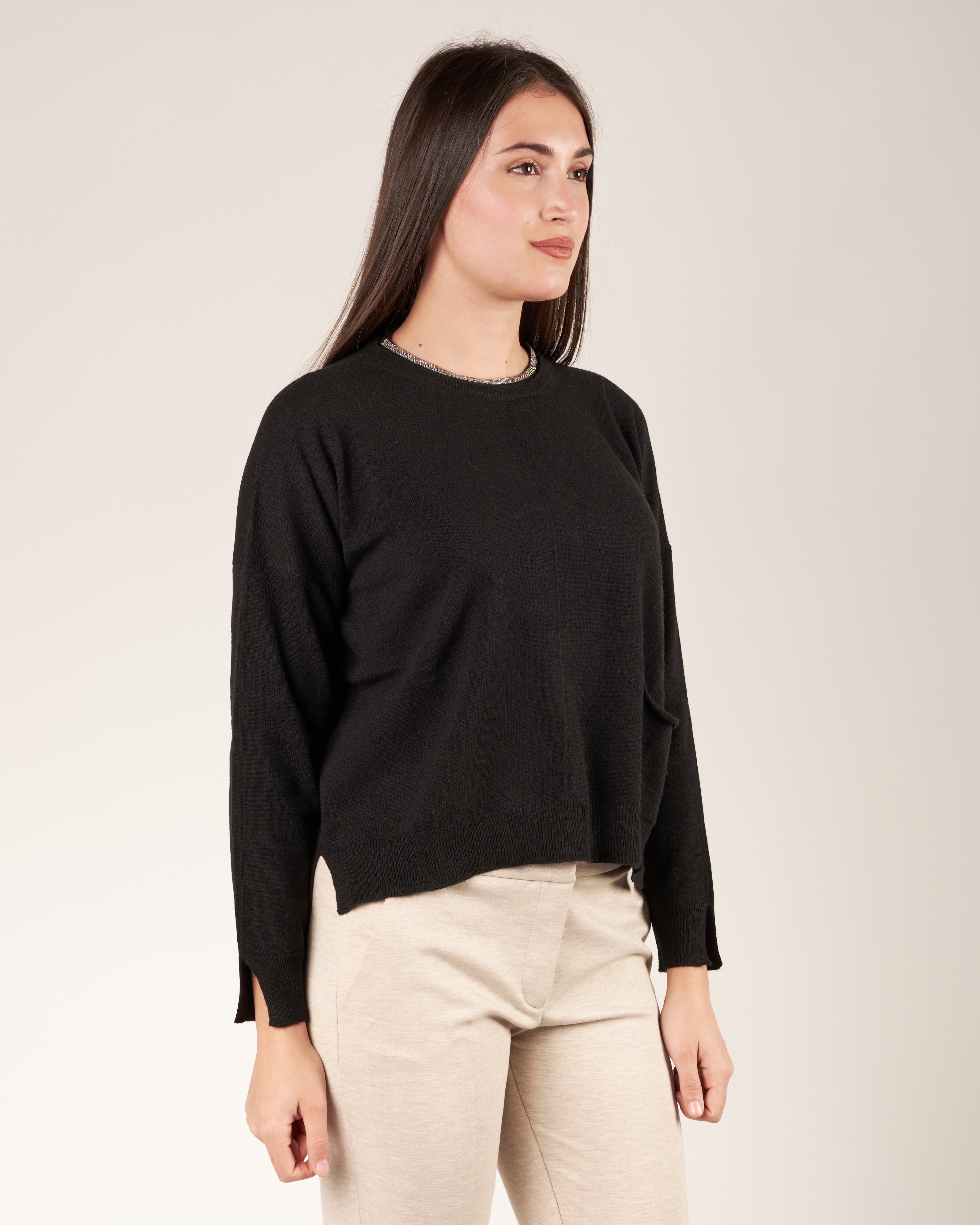 Pullover a girocollo con monile