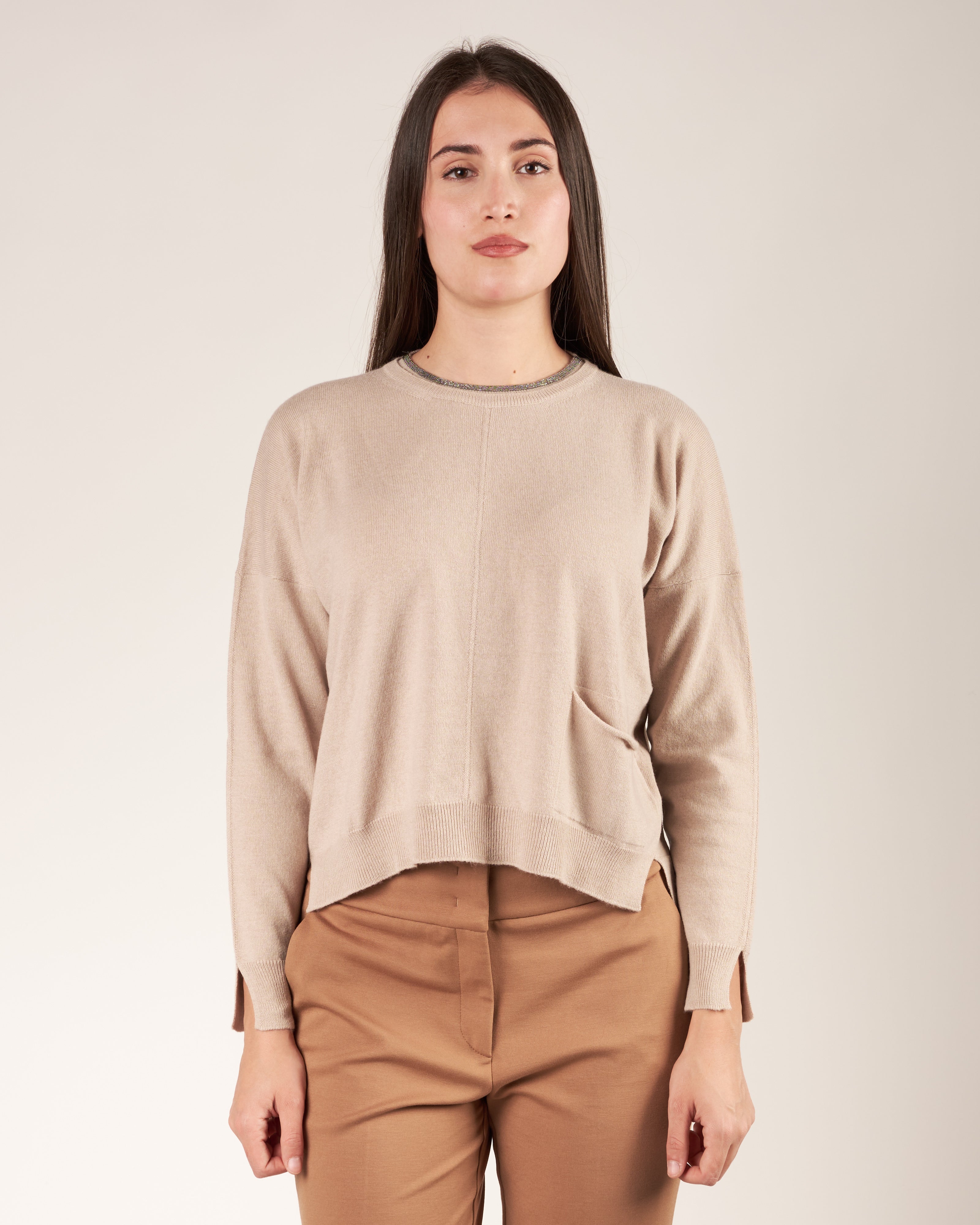 Pullover a girocollo con monile