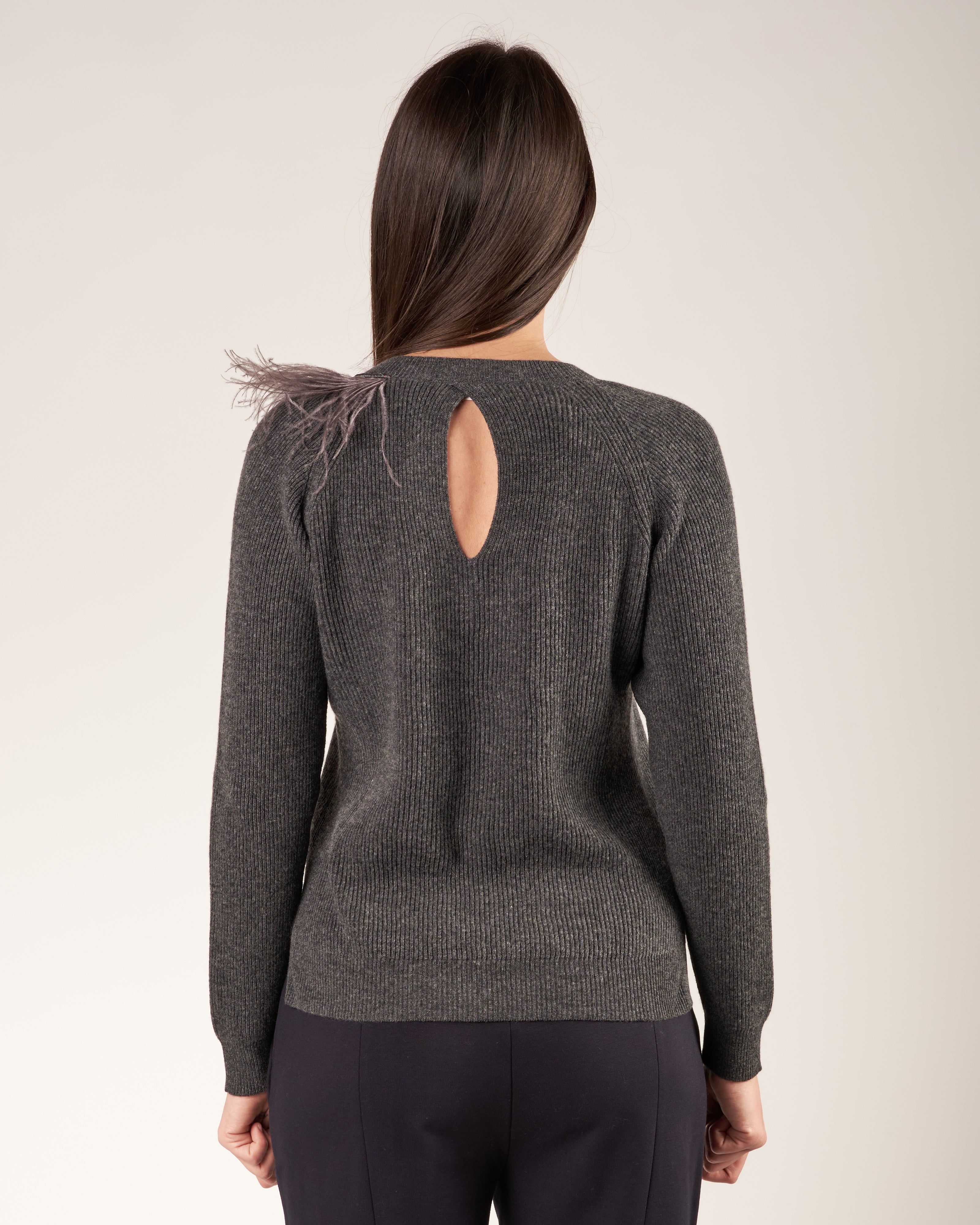 Pullover con piume e monile