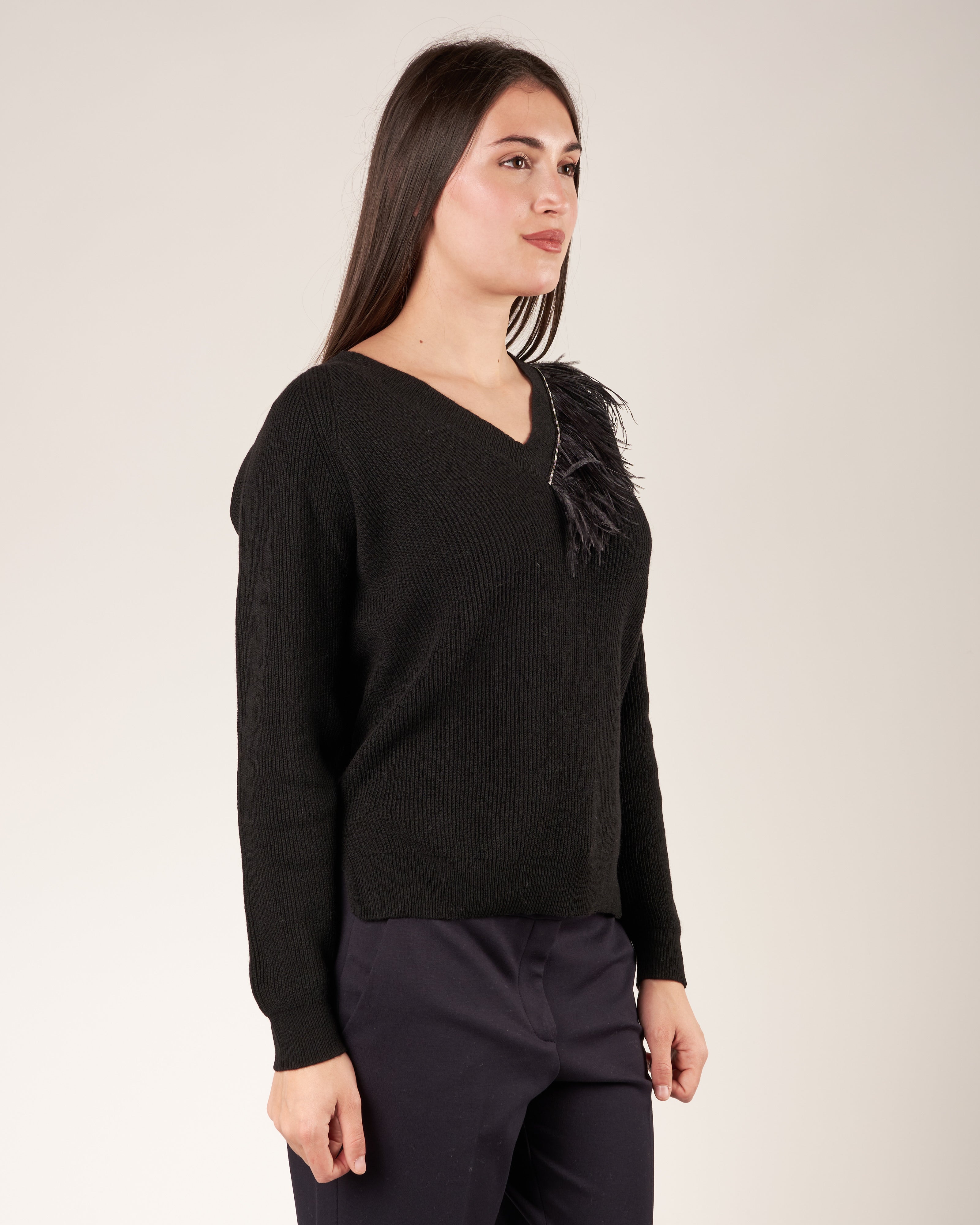 Pullover con piume e monile
