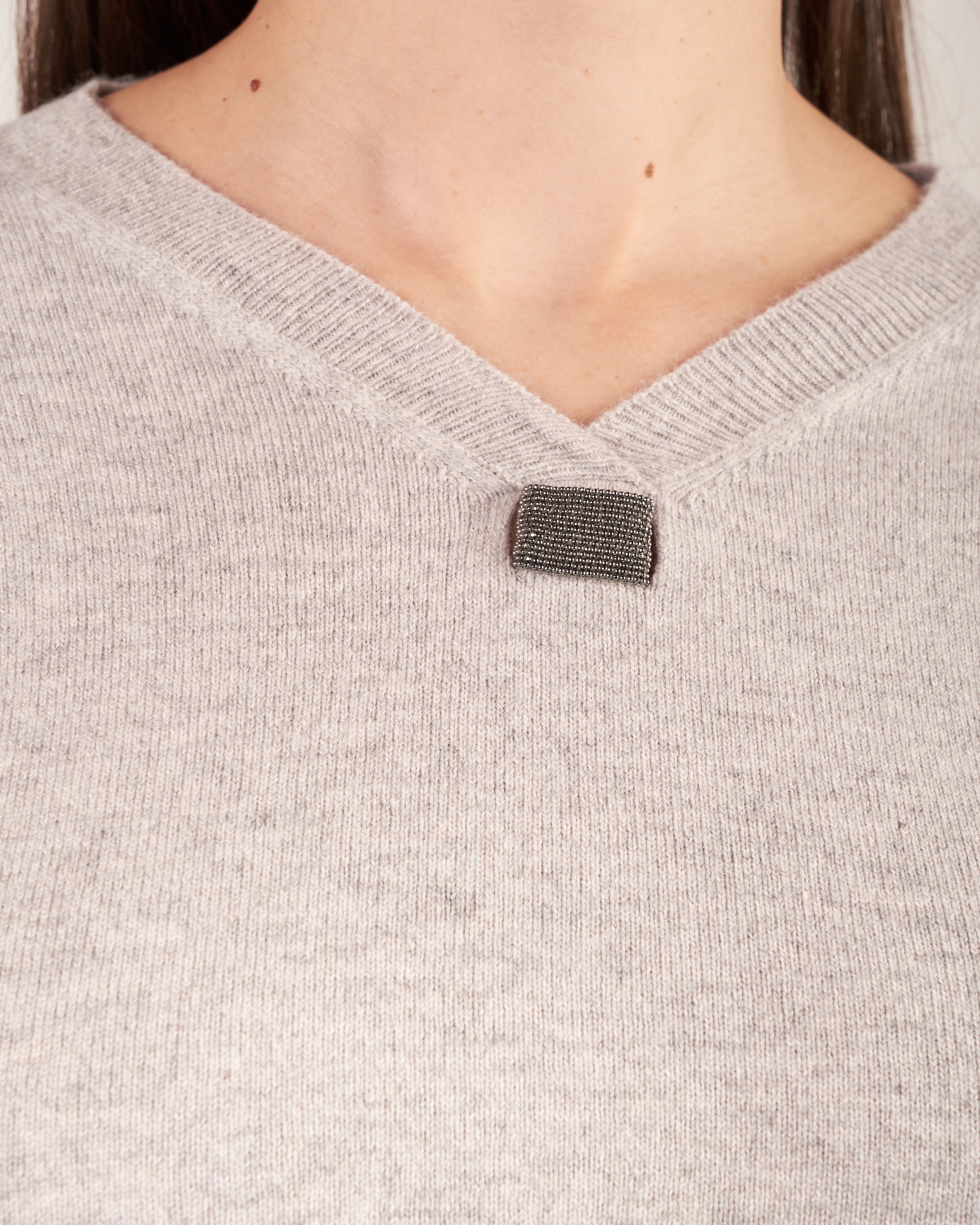 Pullover con scollo a V e monile