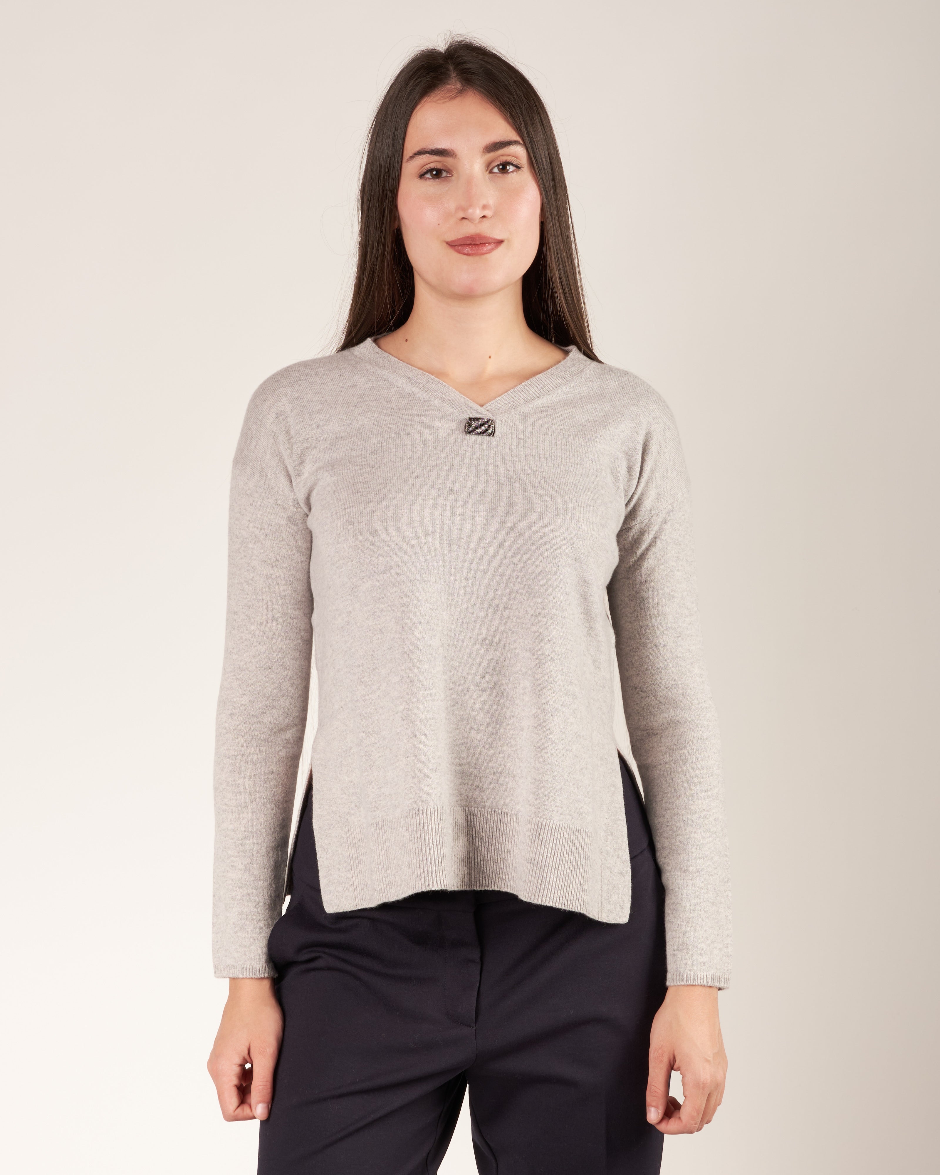 Pullover con scollo a V e monile