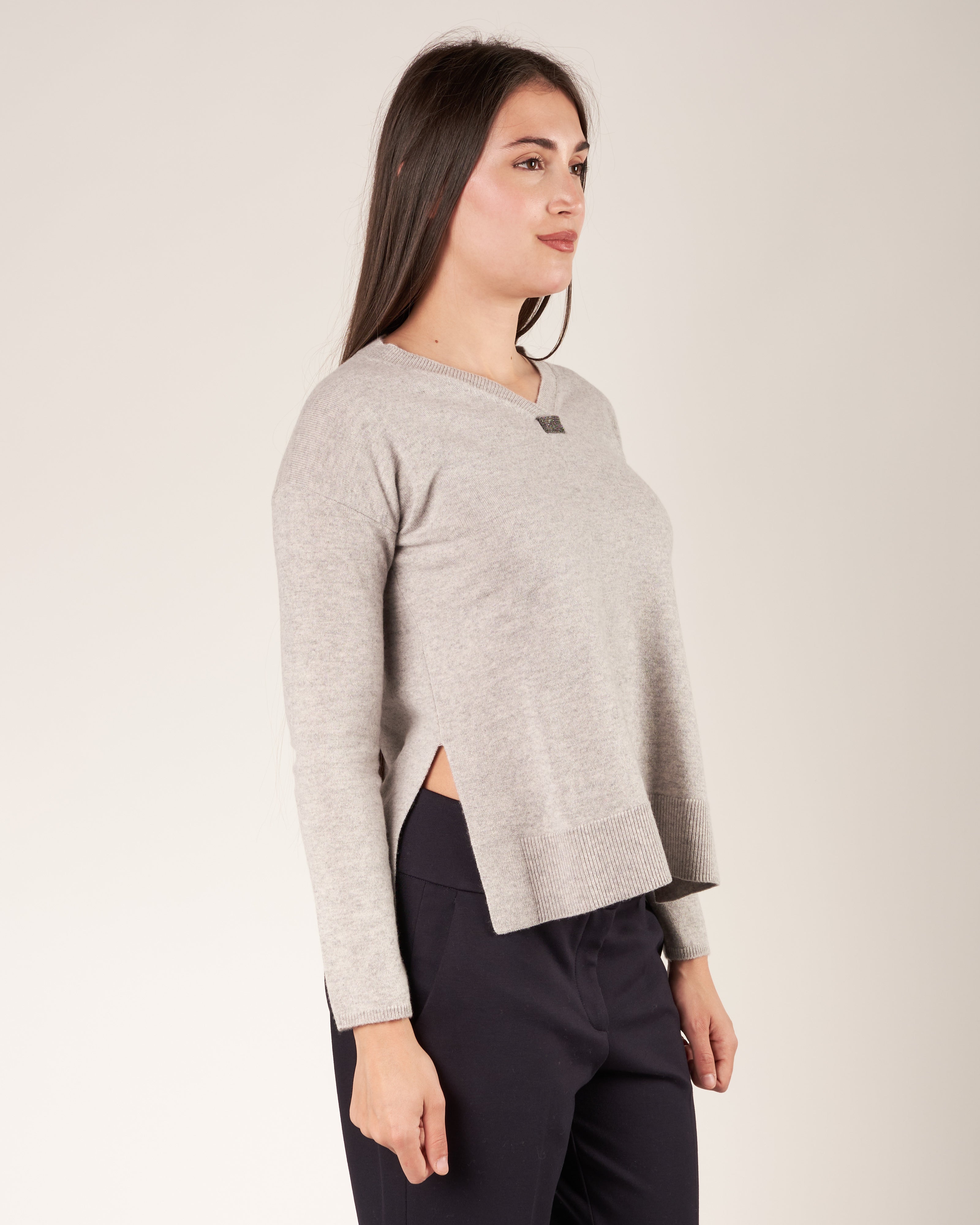 Pullover con scollo a V e monile