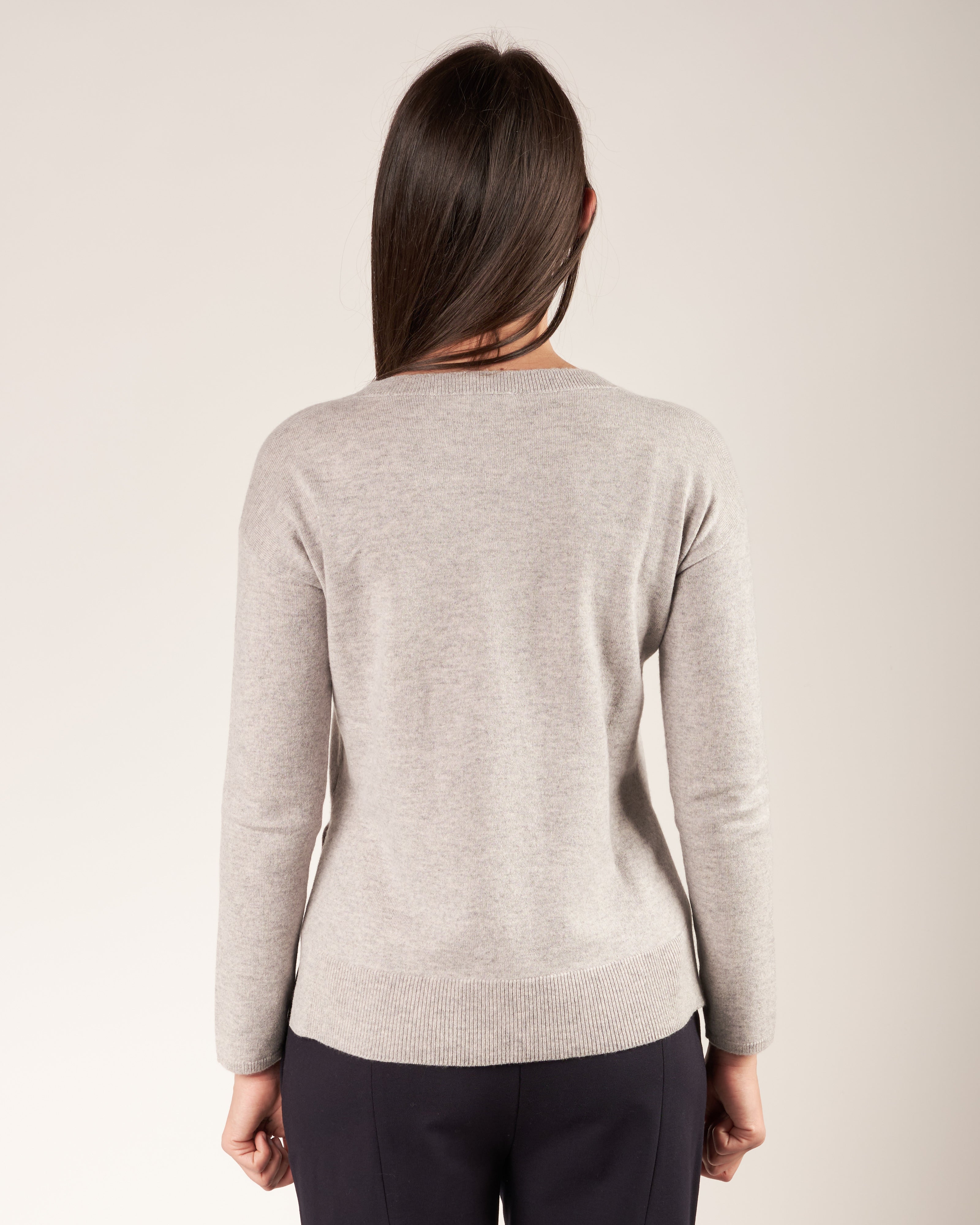 Pullover con scollo a V e monile