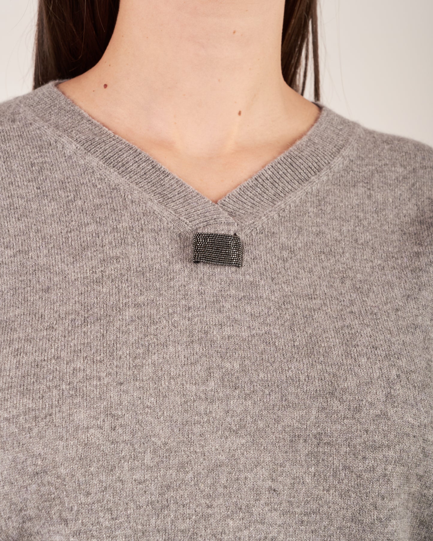 Pullover con scollo a V e monile