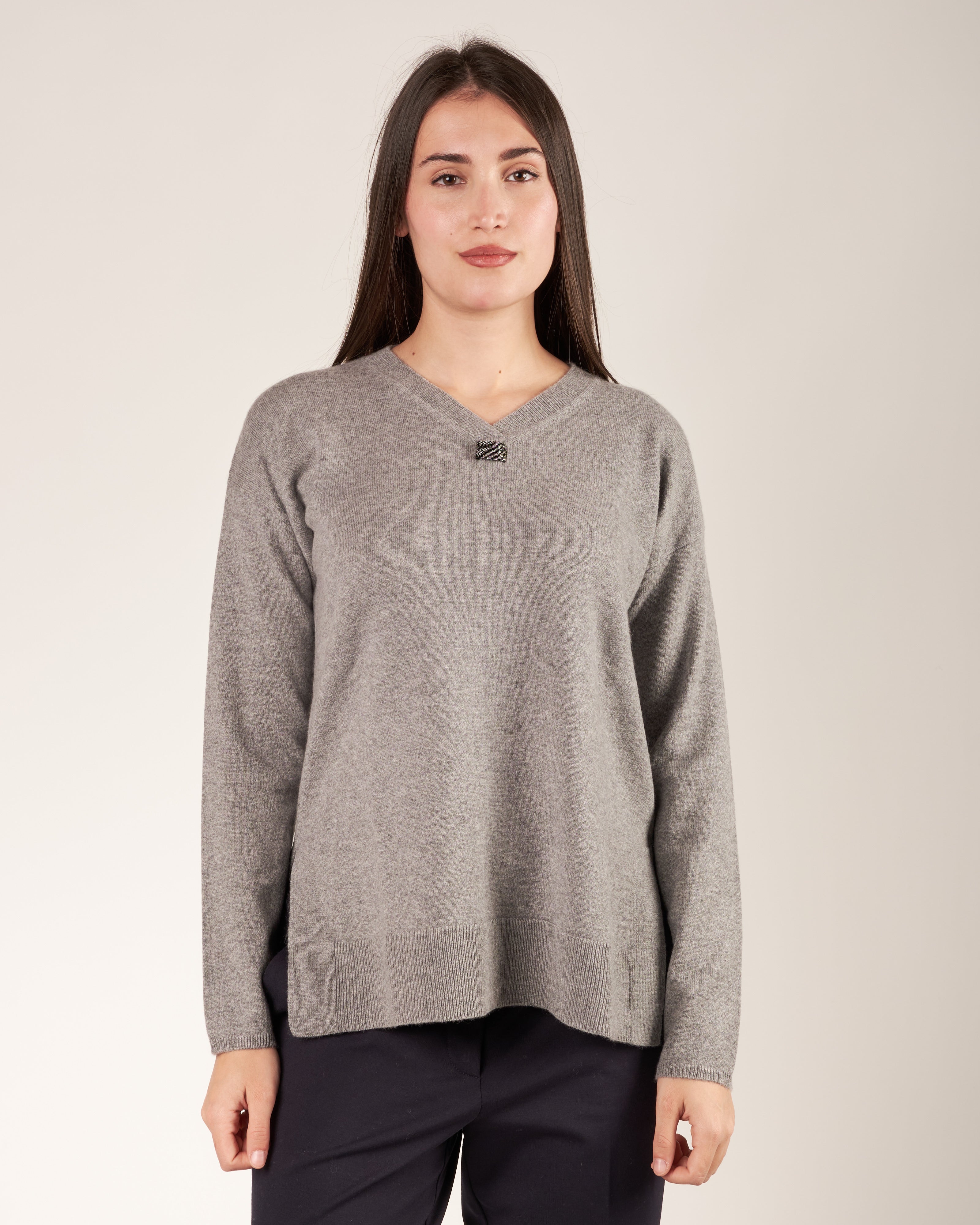Pullover con scollo a V e monile