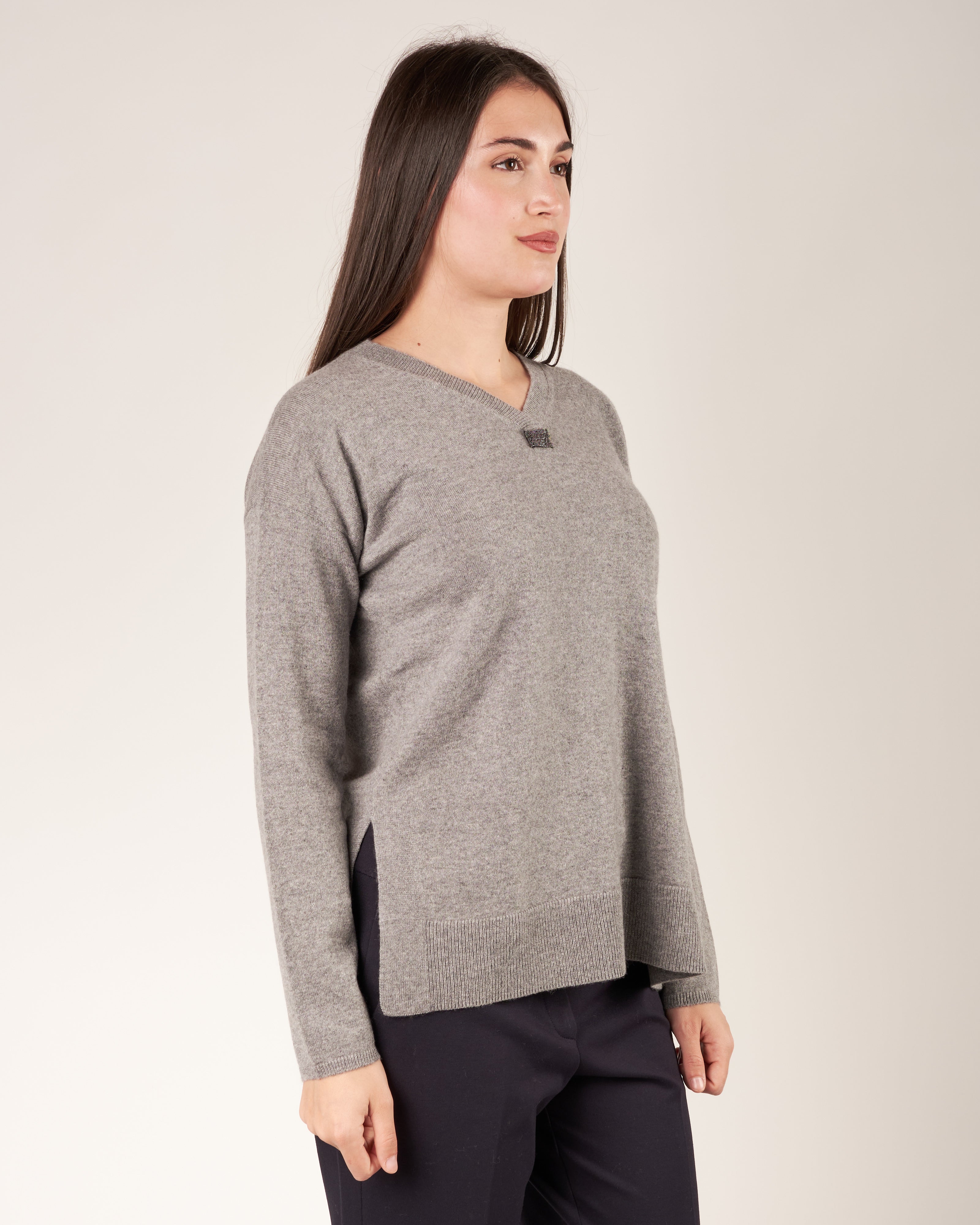 Pullover con scollo a V e monile