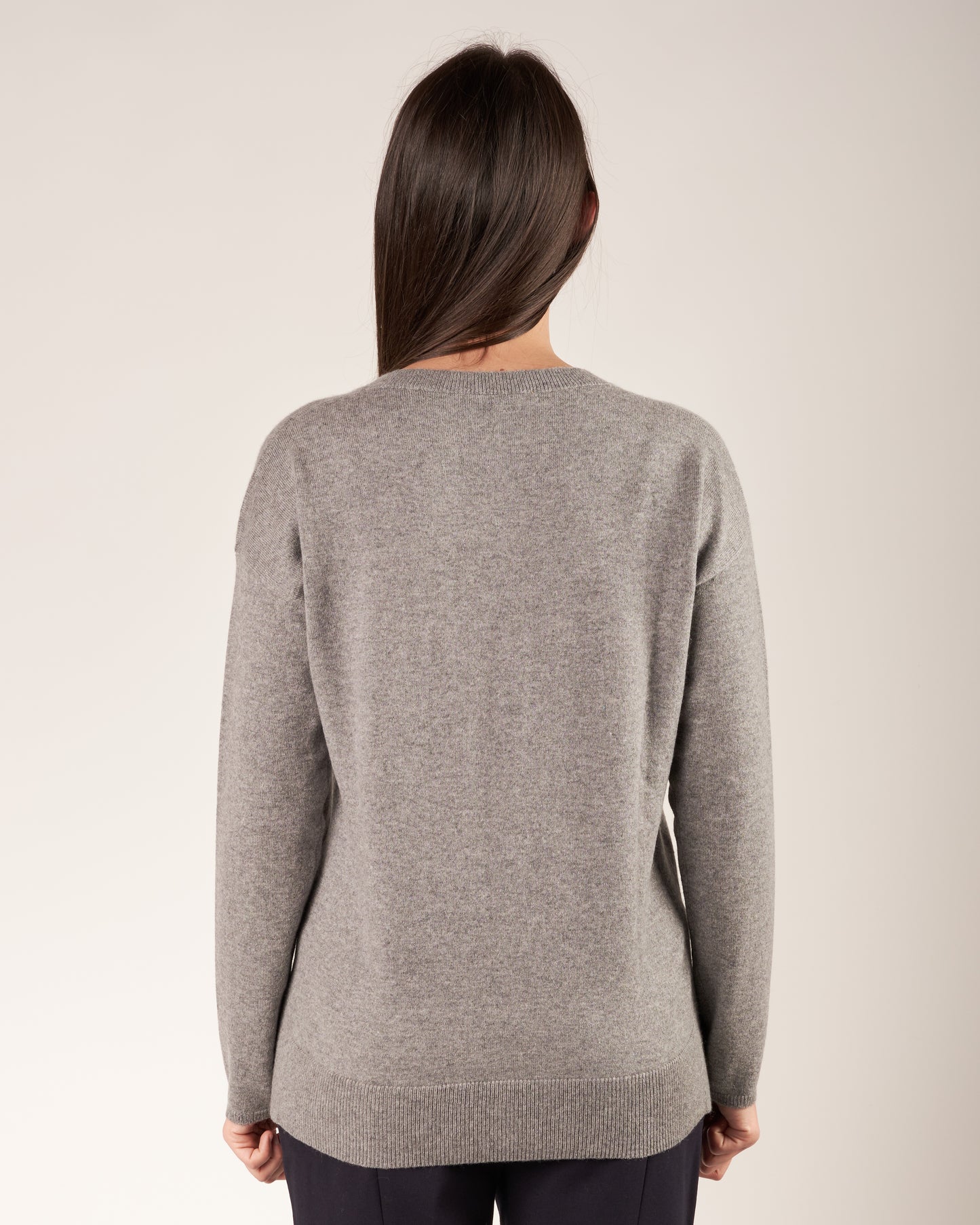 Pullover con scollo a V e monile
