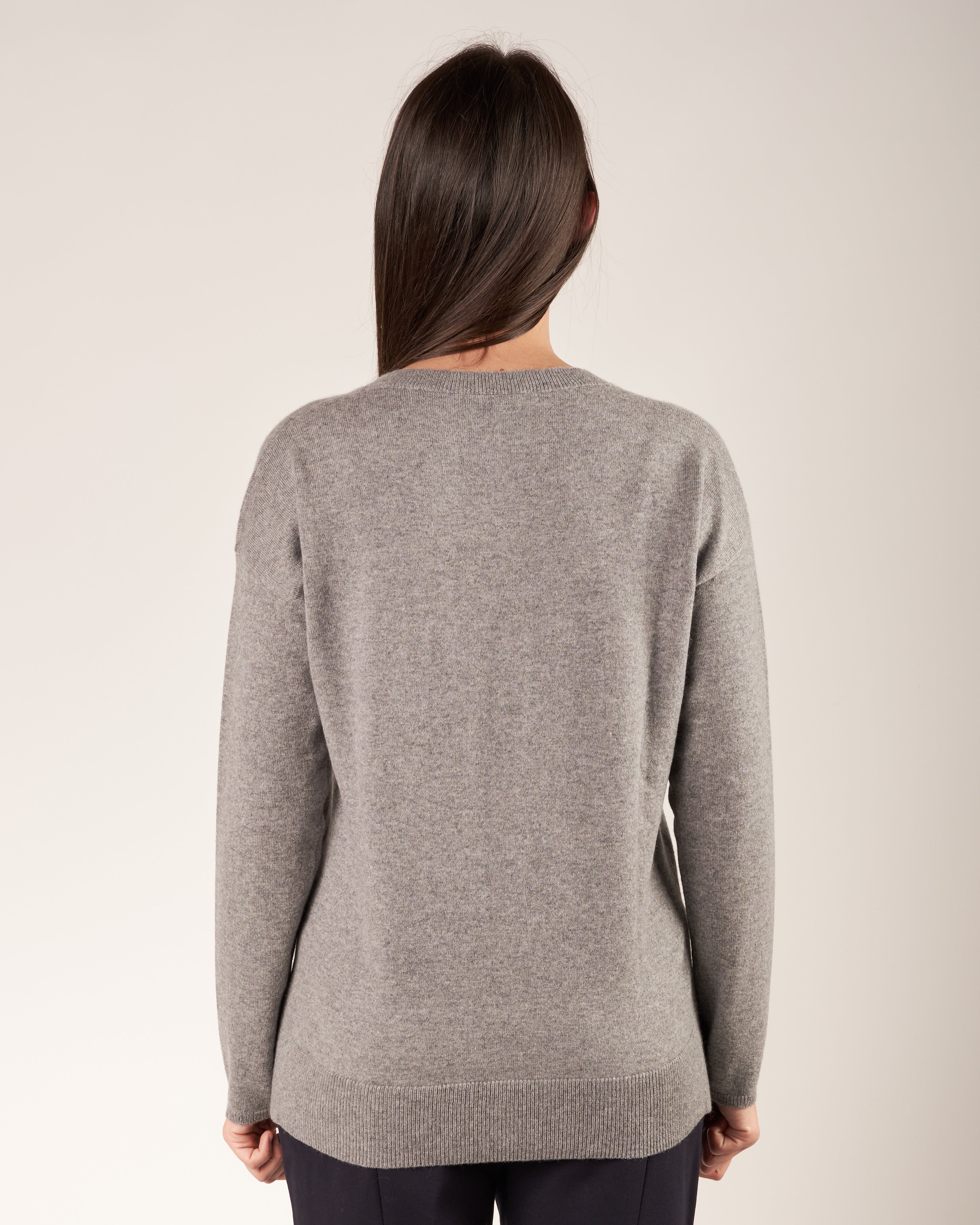Pullover con scollo a V e monile