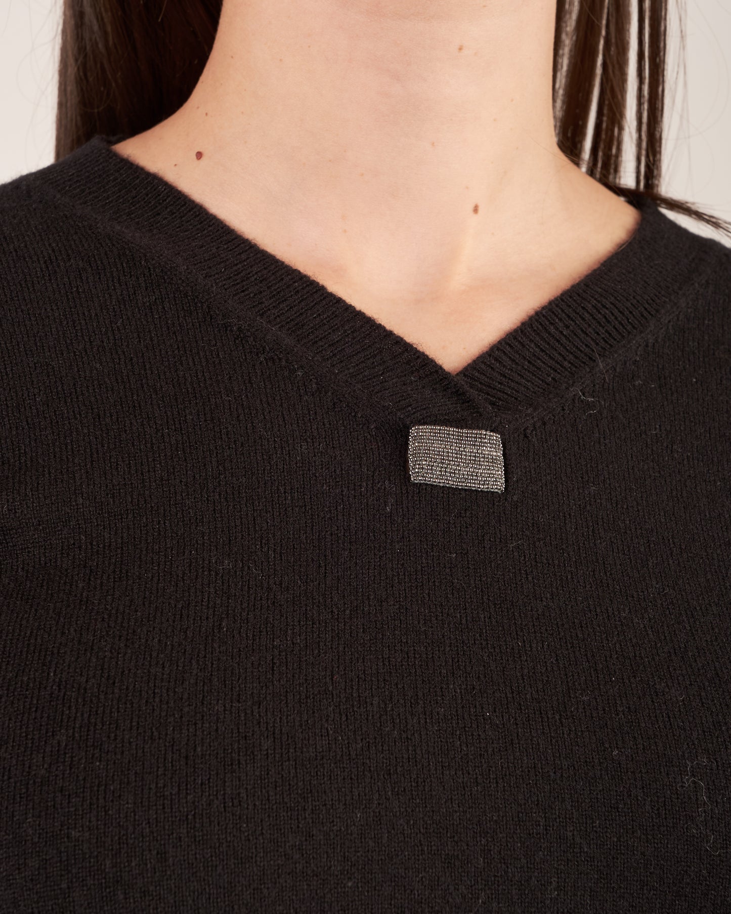 Pullover con scollo a V e monile