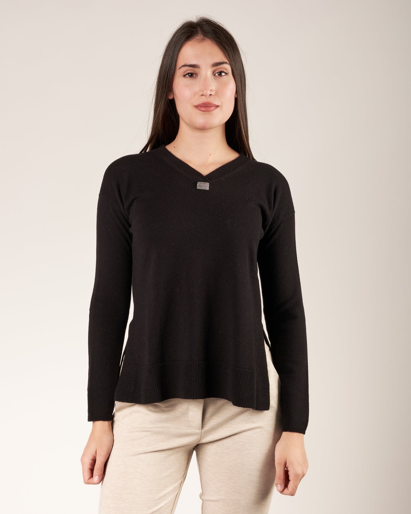 Pullover con scollo a V e monile