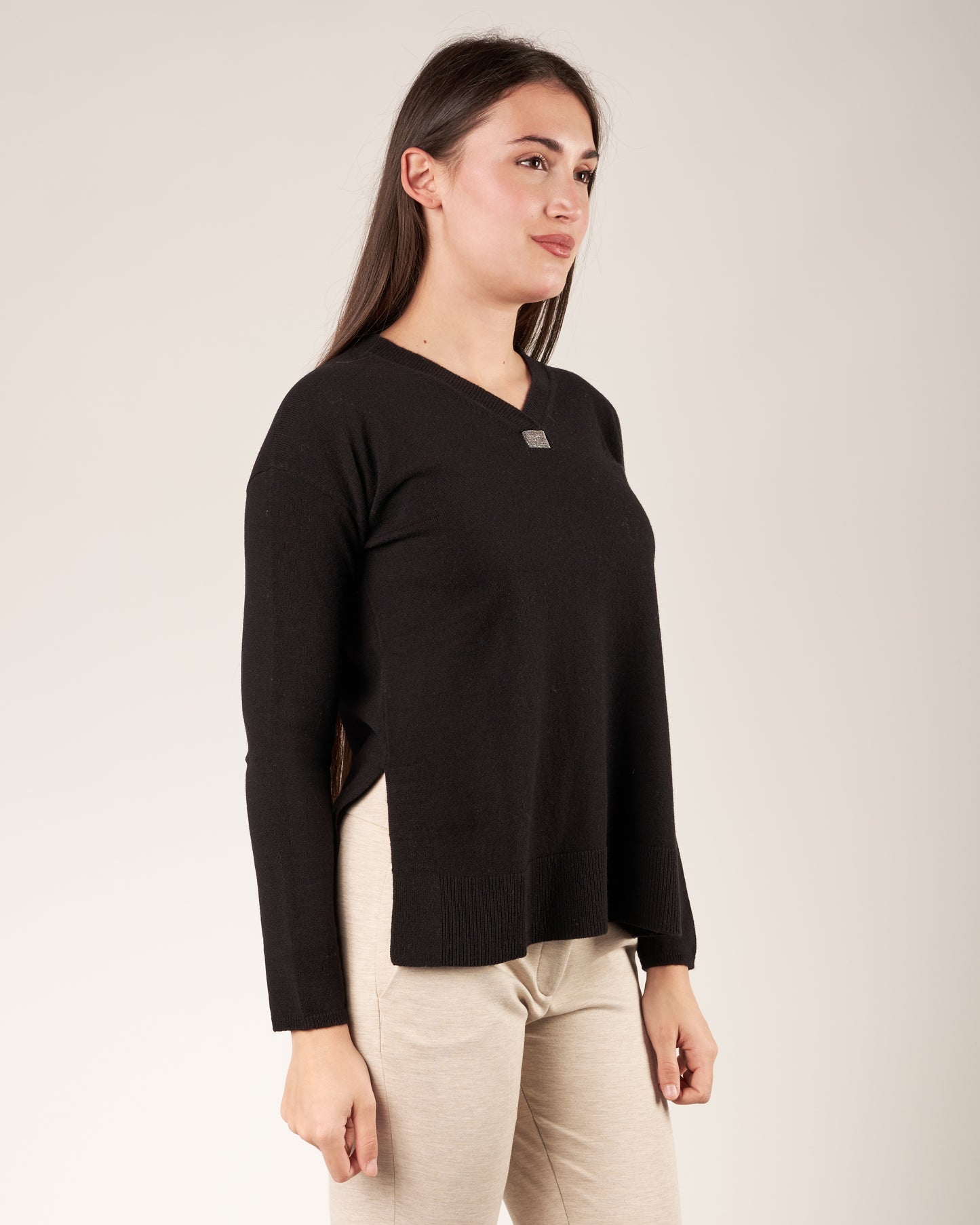 Pullover con scollo a V e monile