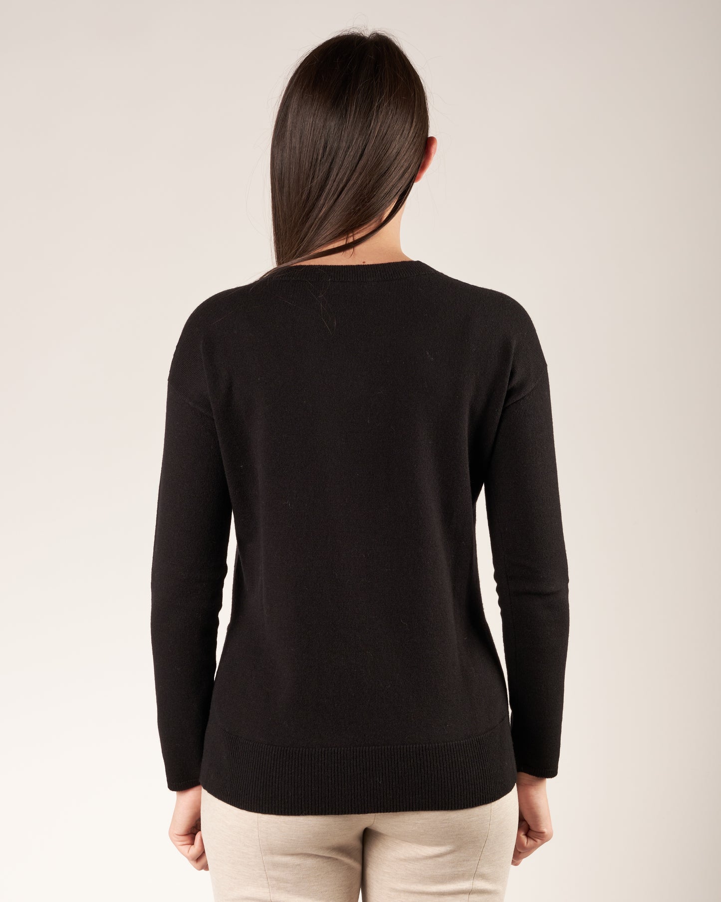 Pullover con scollo a V e monile