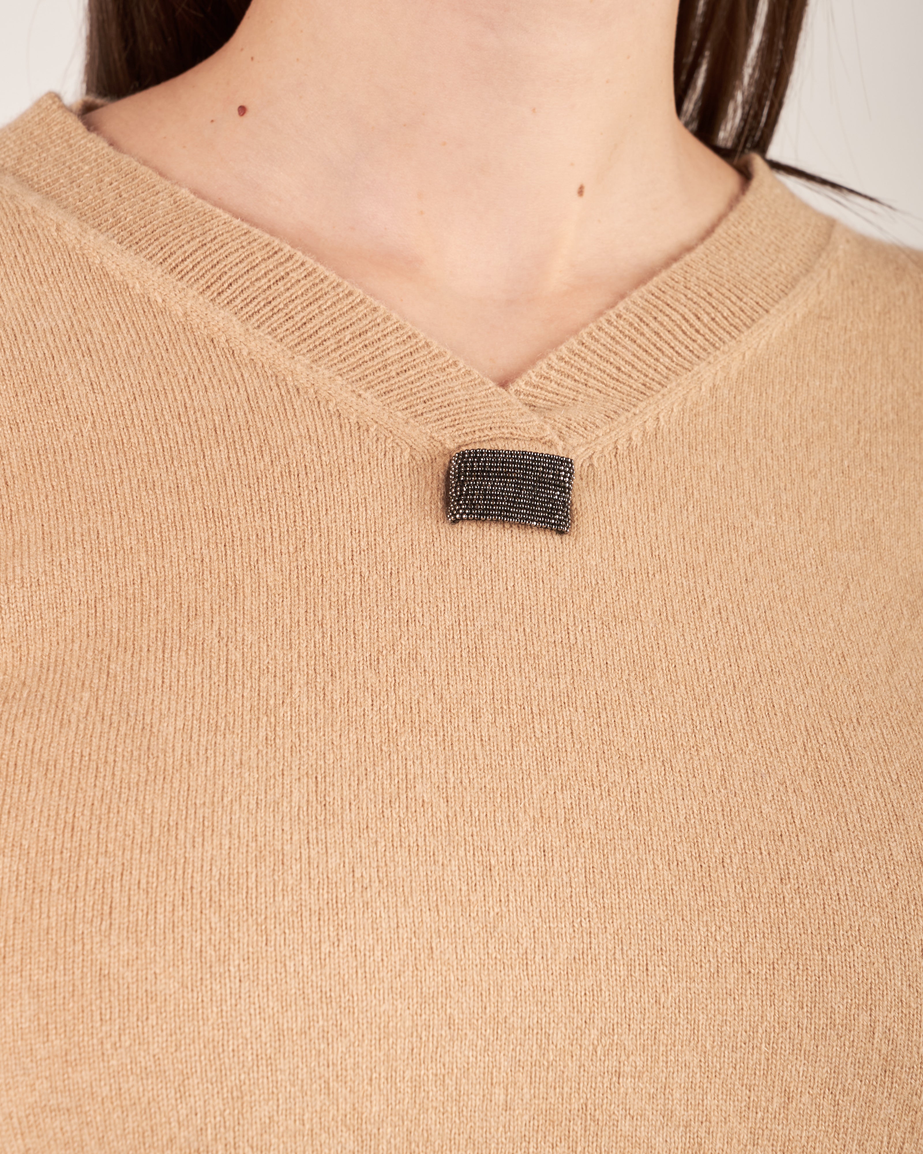 Pullover con scollo a V e monile