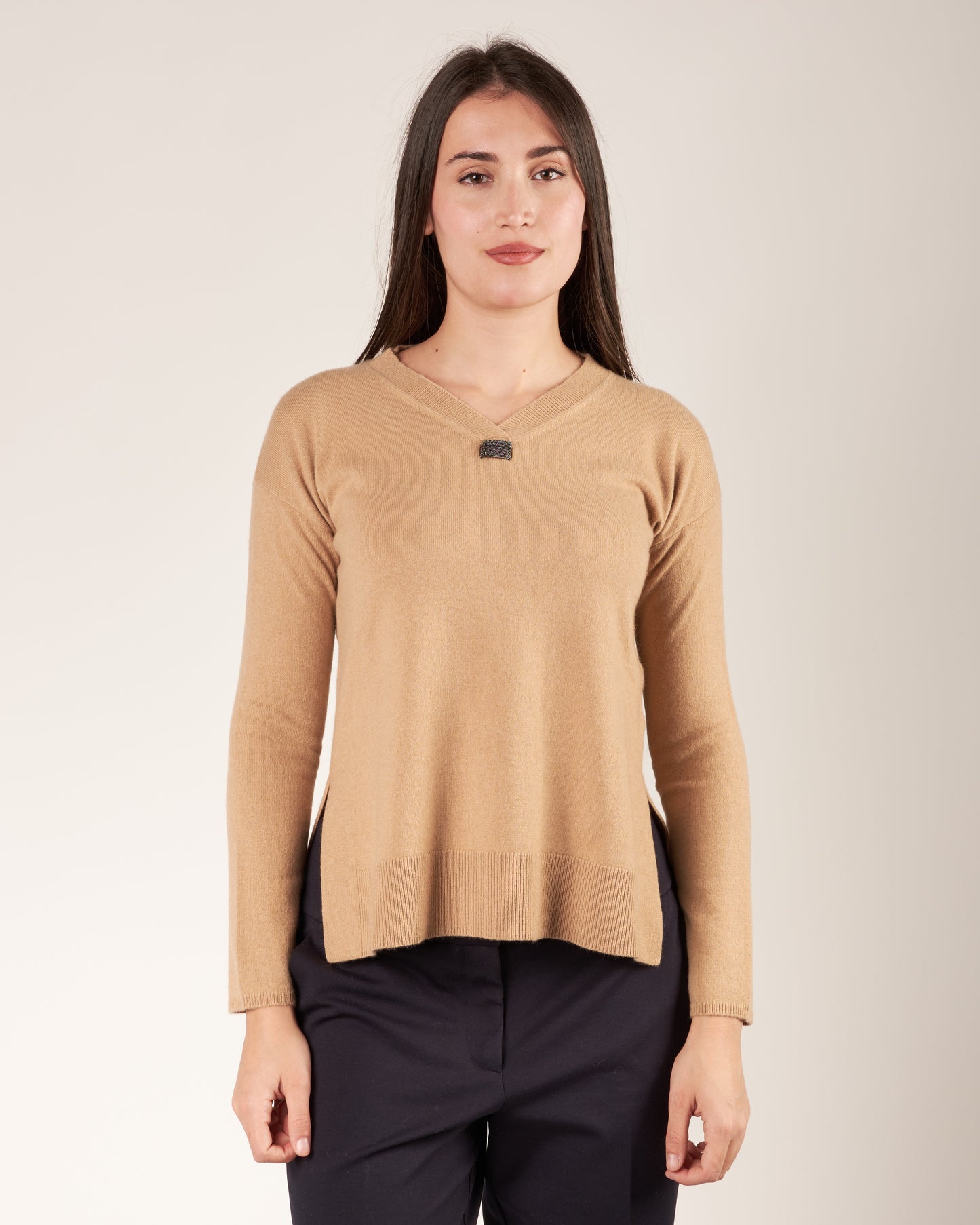 Pullover con scollo a V e monile