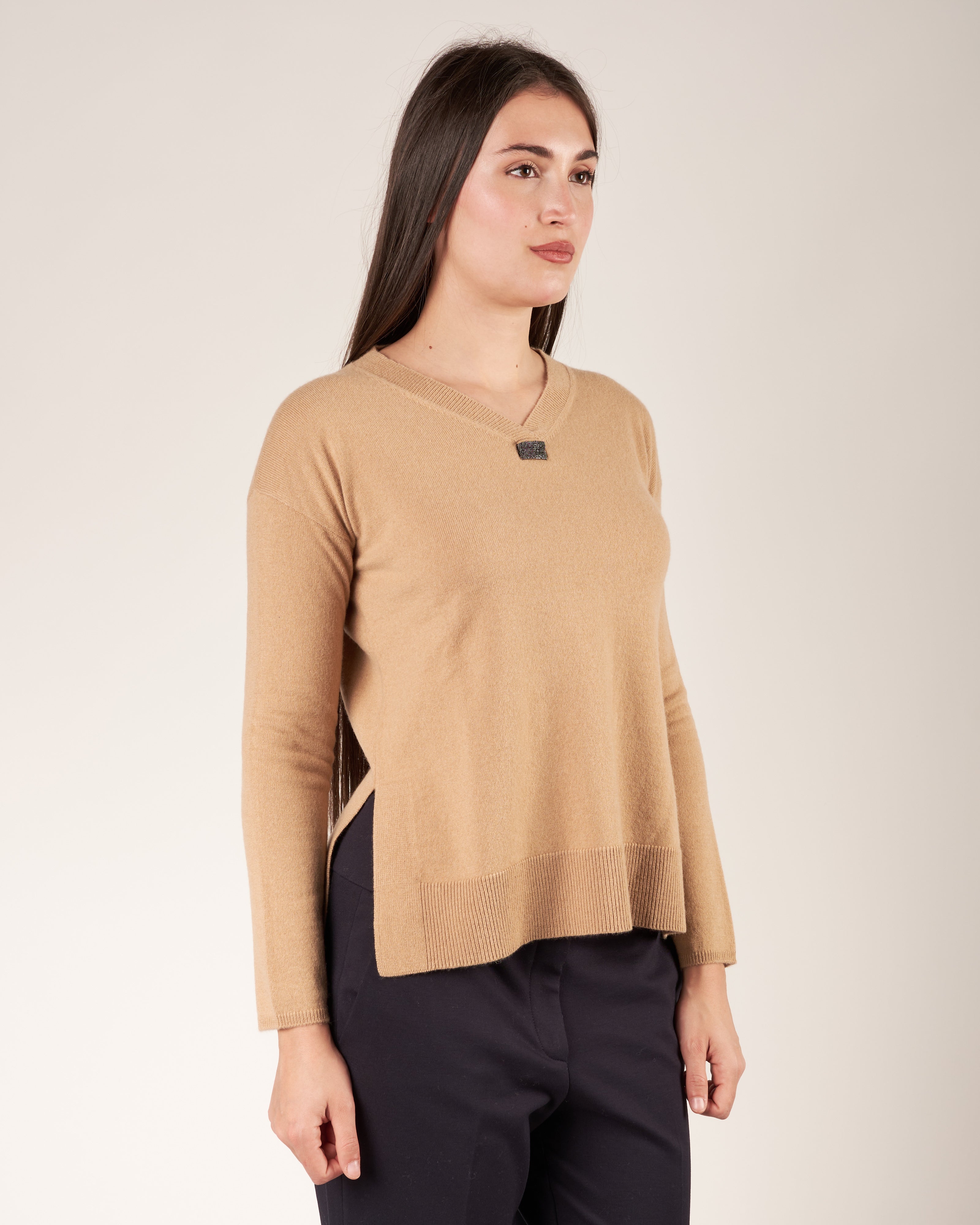 Pullover con scollo a V e monile