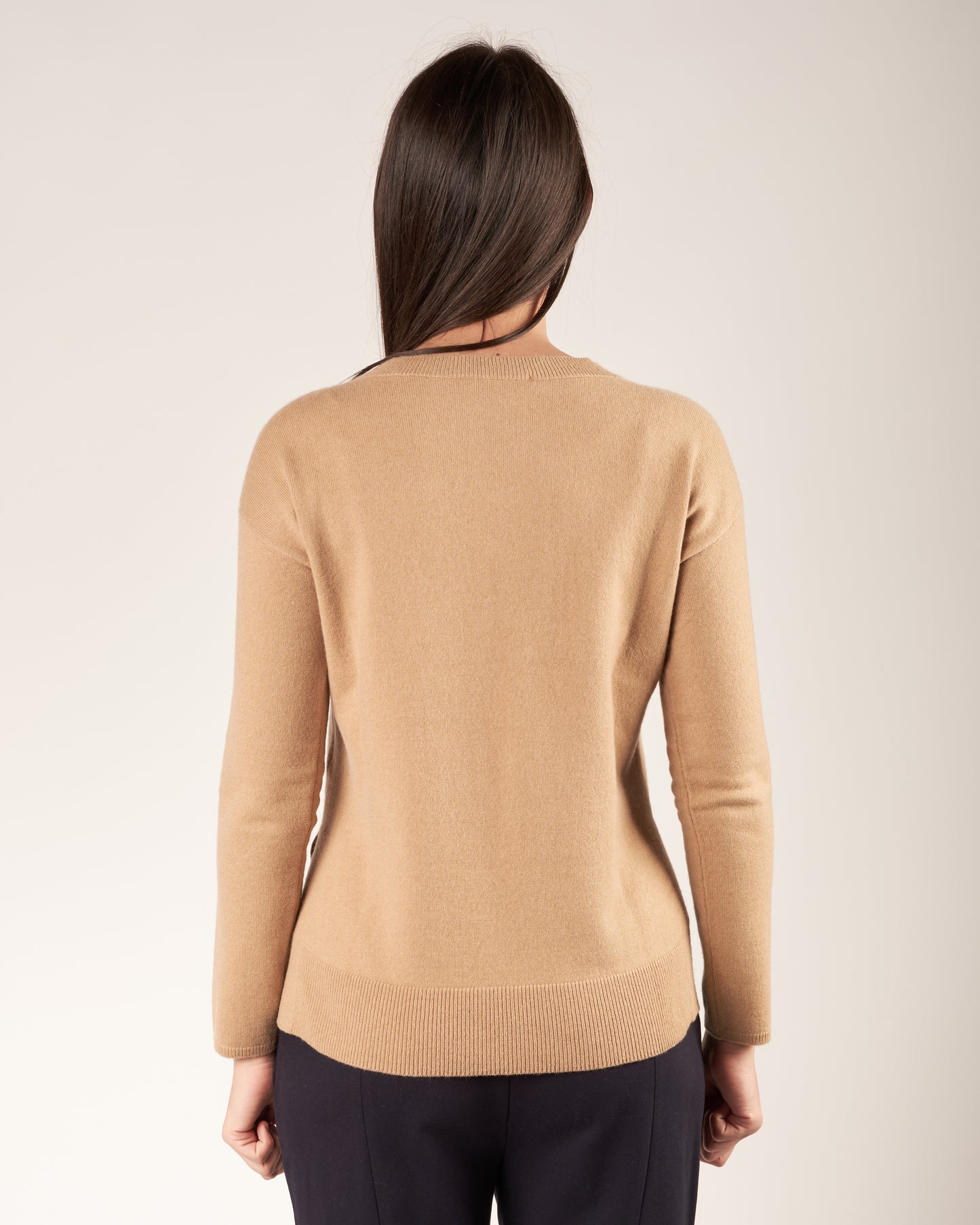 Pullover con scollo a V e monile