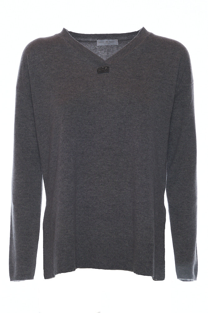 Maglia con scollo a V e monile