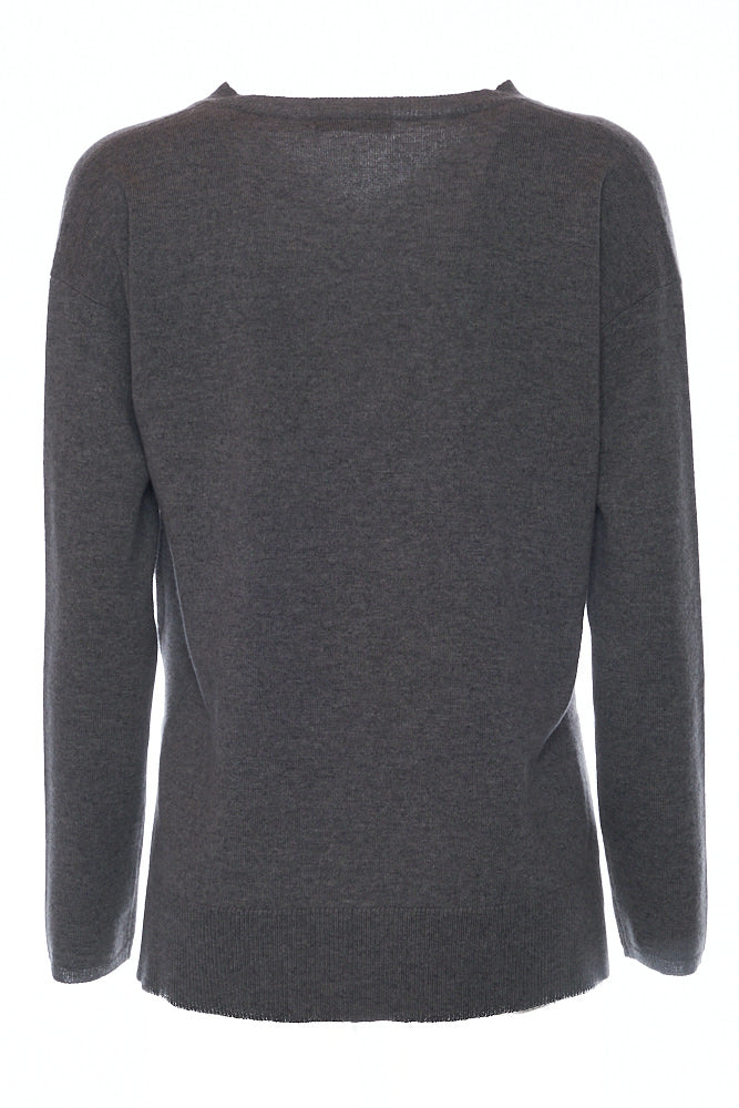 Maglia con scollo a V e monile