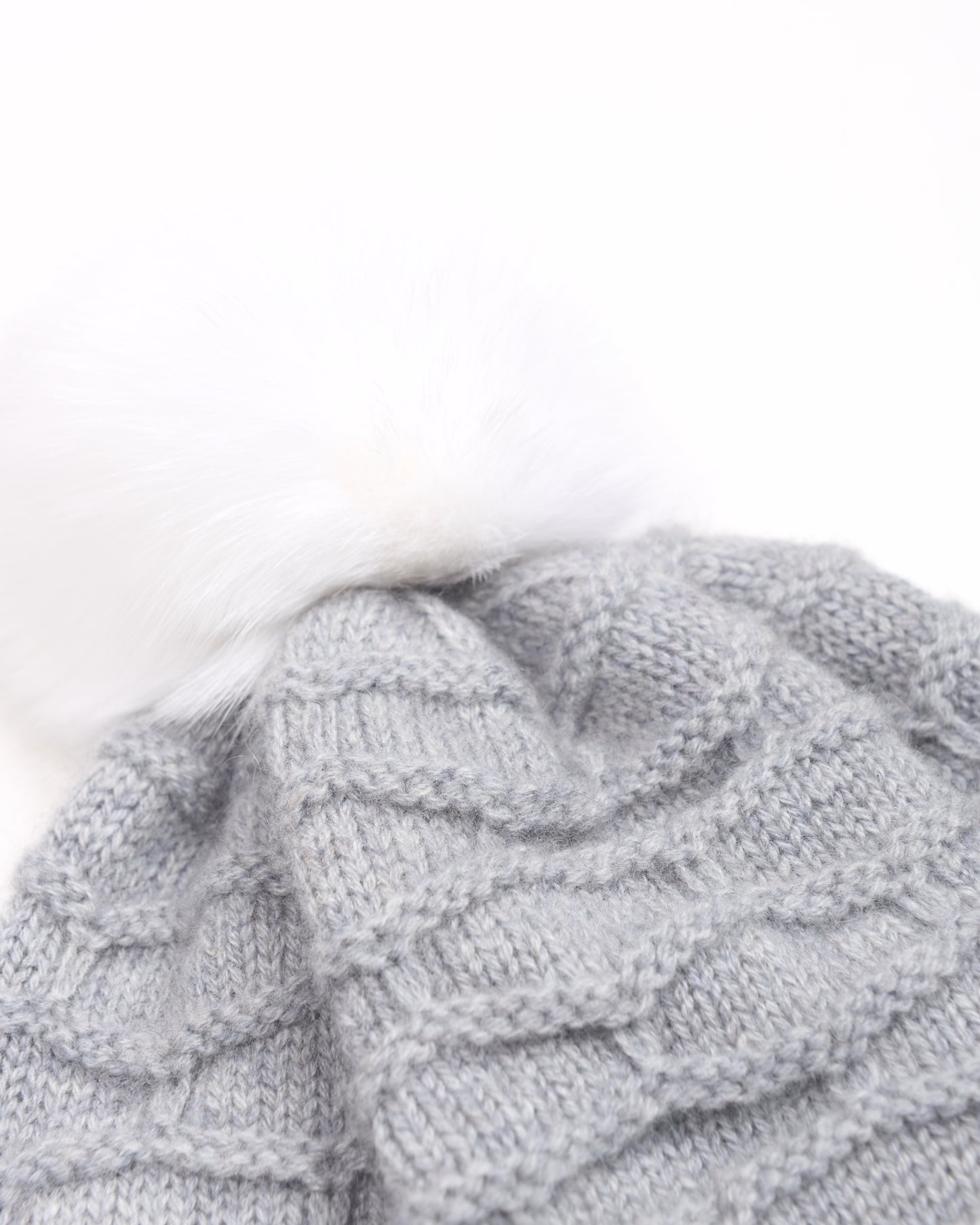 Cuffia in cashmere con pon pon