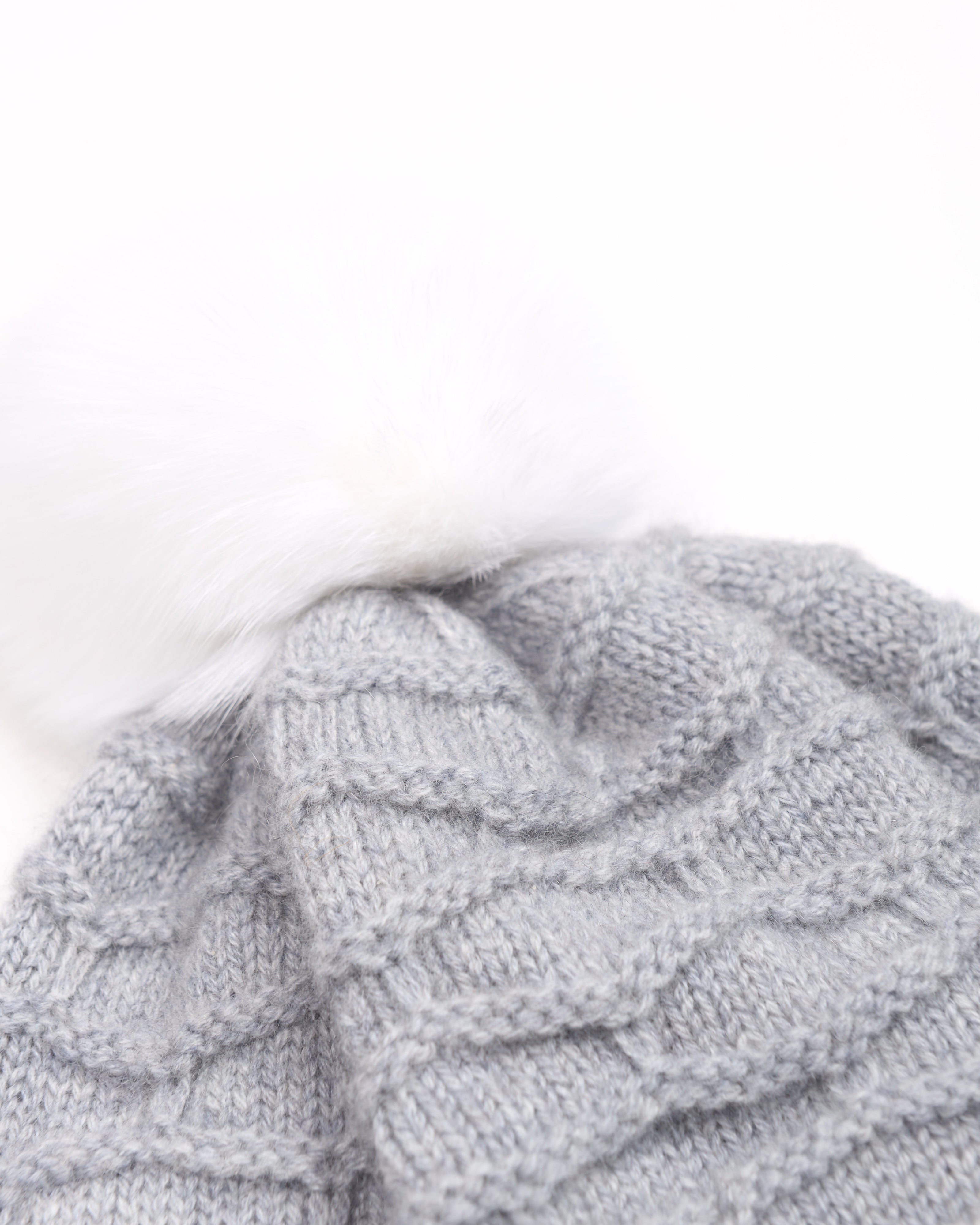 Cuffia in cashmere con pon pon