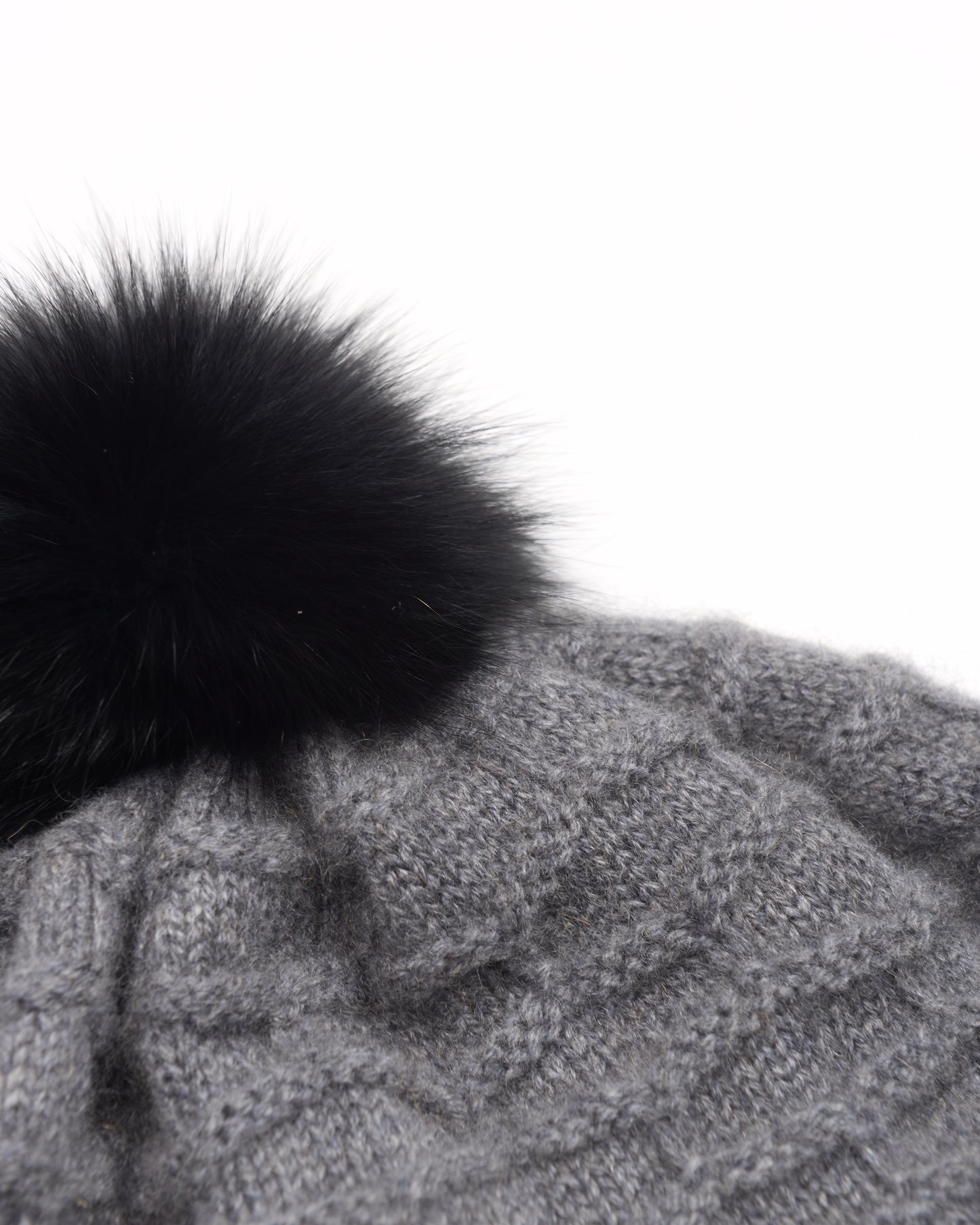 Cuffia in cashmere con pon pon