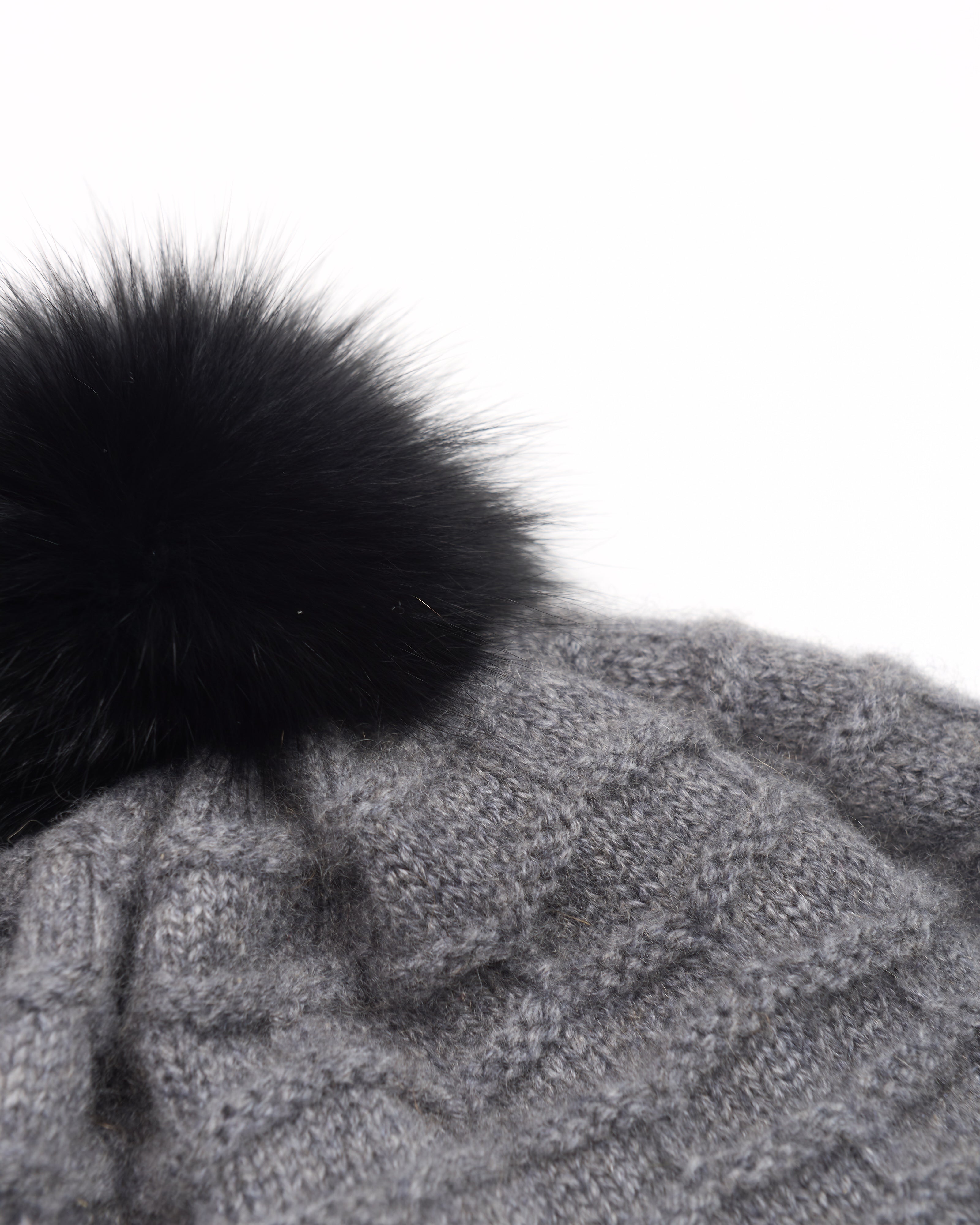 Cuffia in cashmere con pon pon