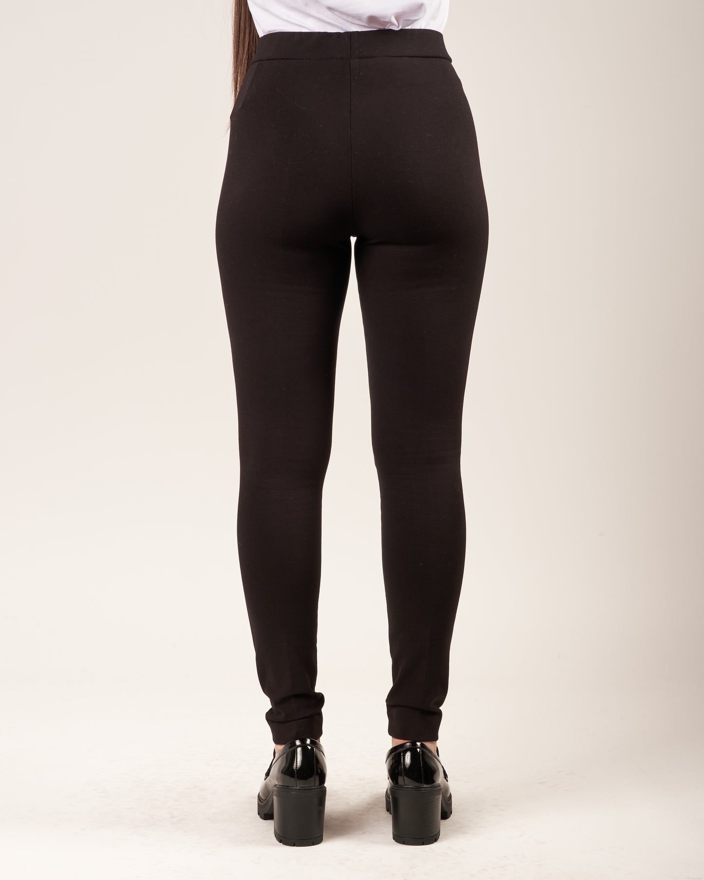 Pantaloni elasticizzati con fondo stretto