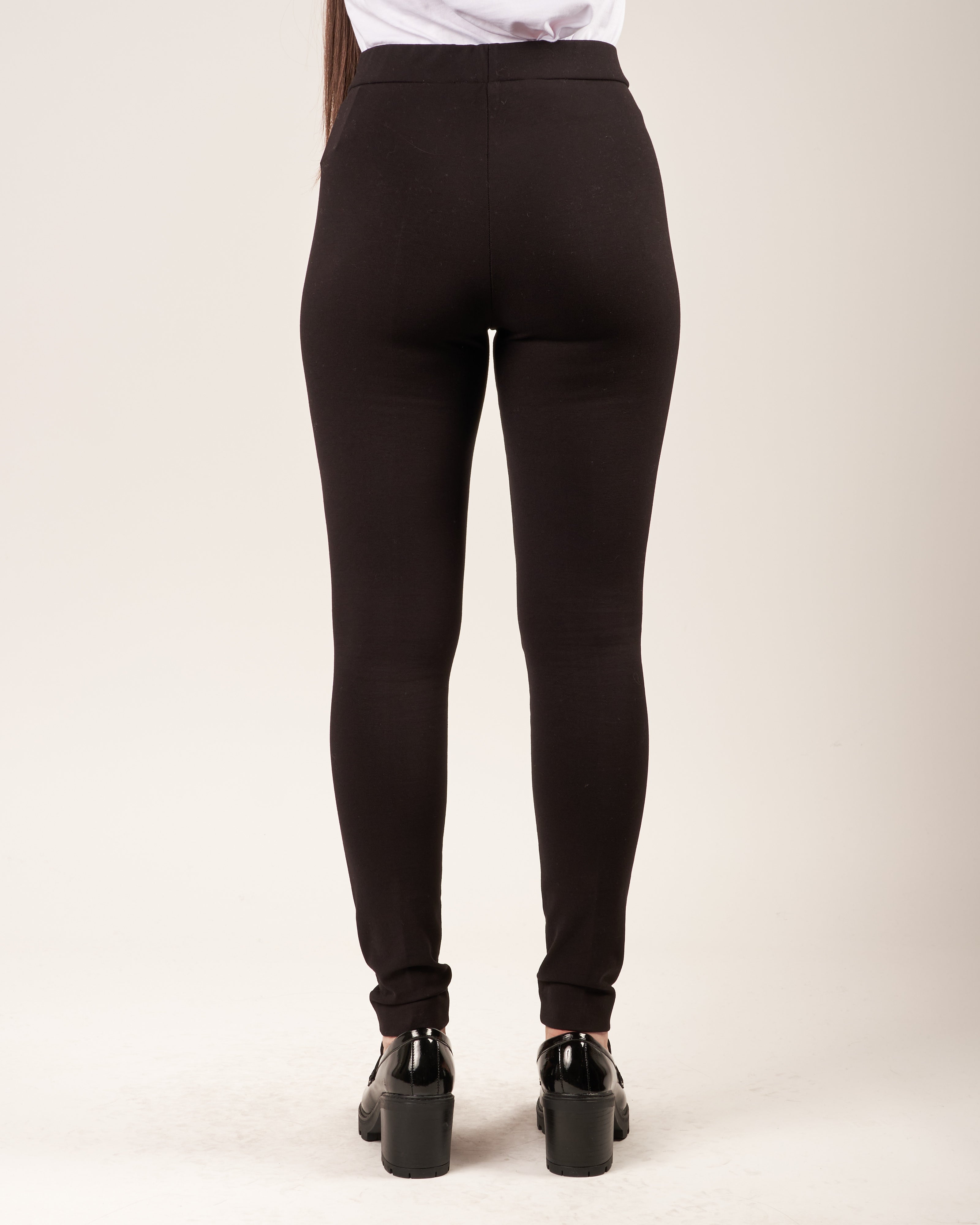 Pantaloni elasticizzati con fondo stretto