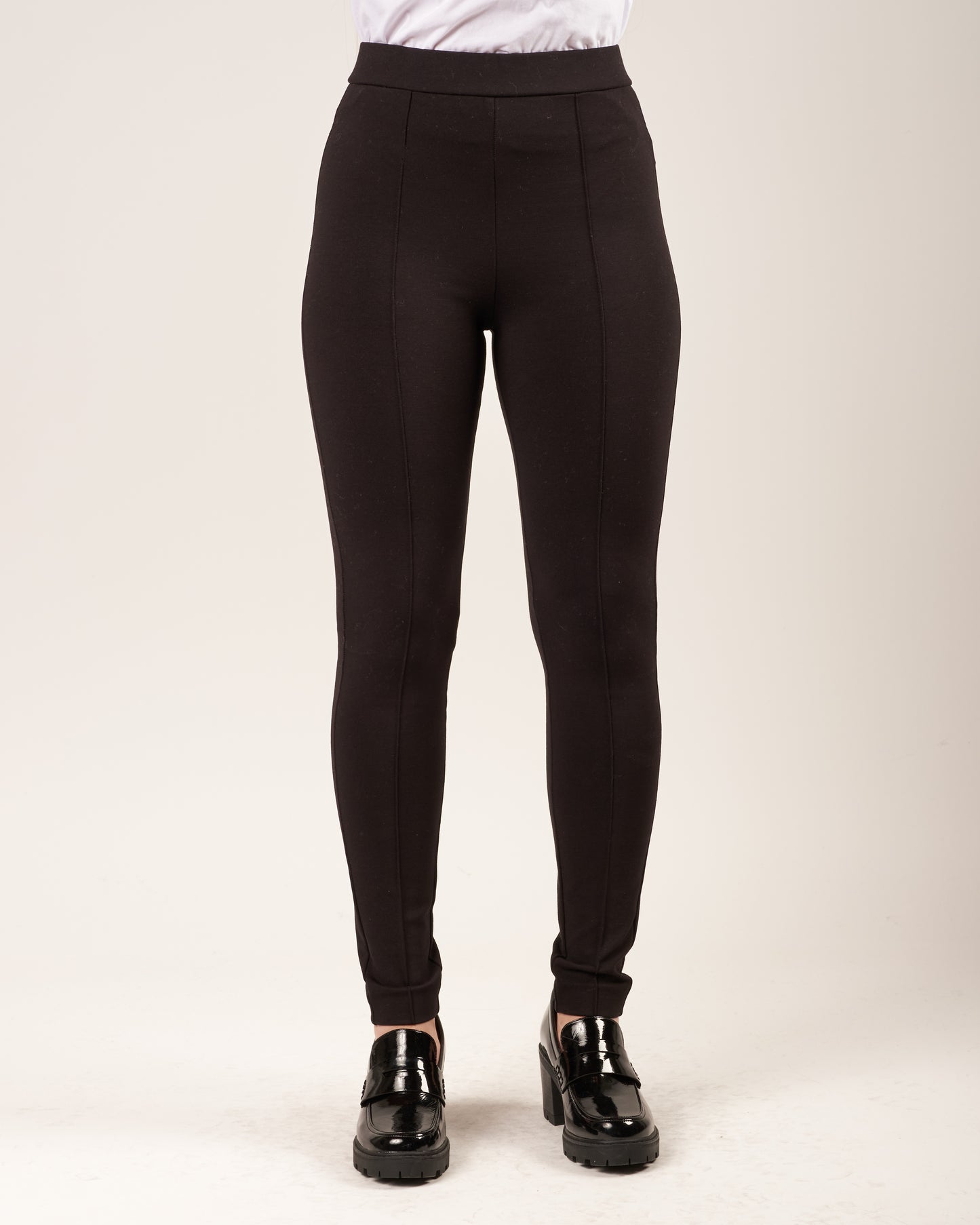 Pantaloni elasticizzati con fondo stretto