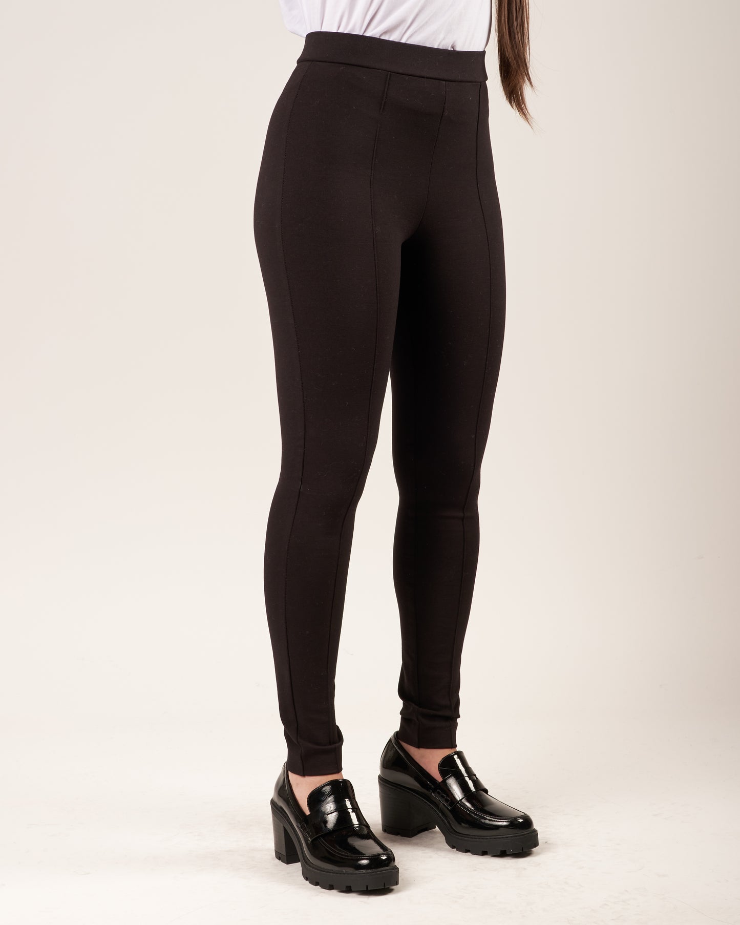 Pantaloni elasticizzati con fondo stretto