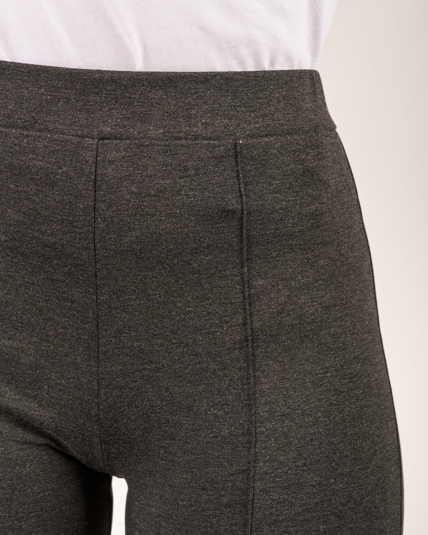 Pantaloni elasticizzati con fondo stretto