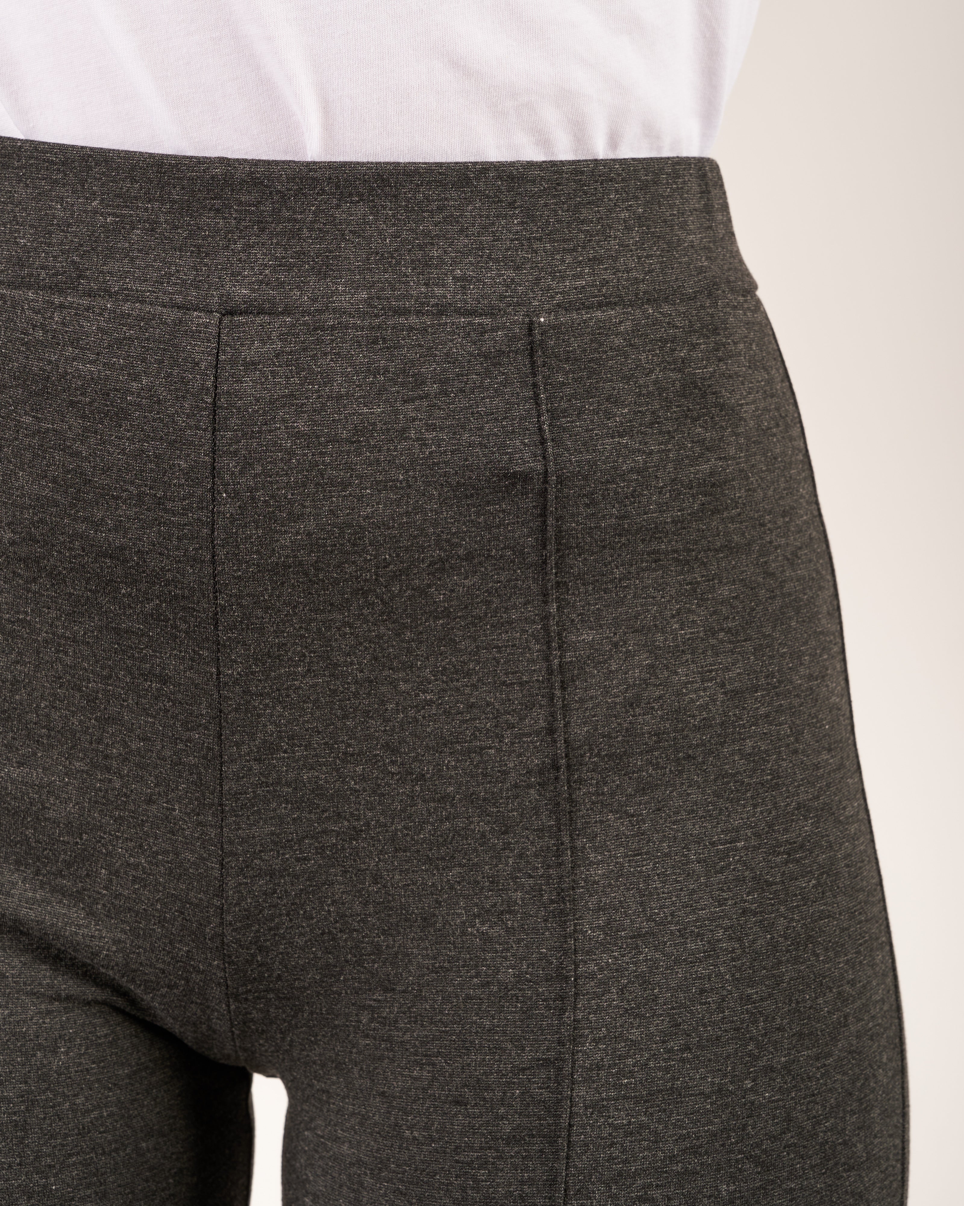 Pantaloni elasticizzati con fondo stretto