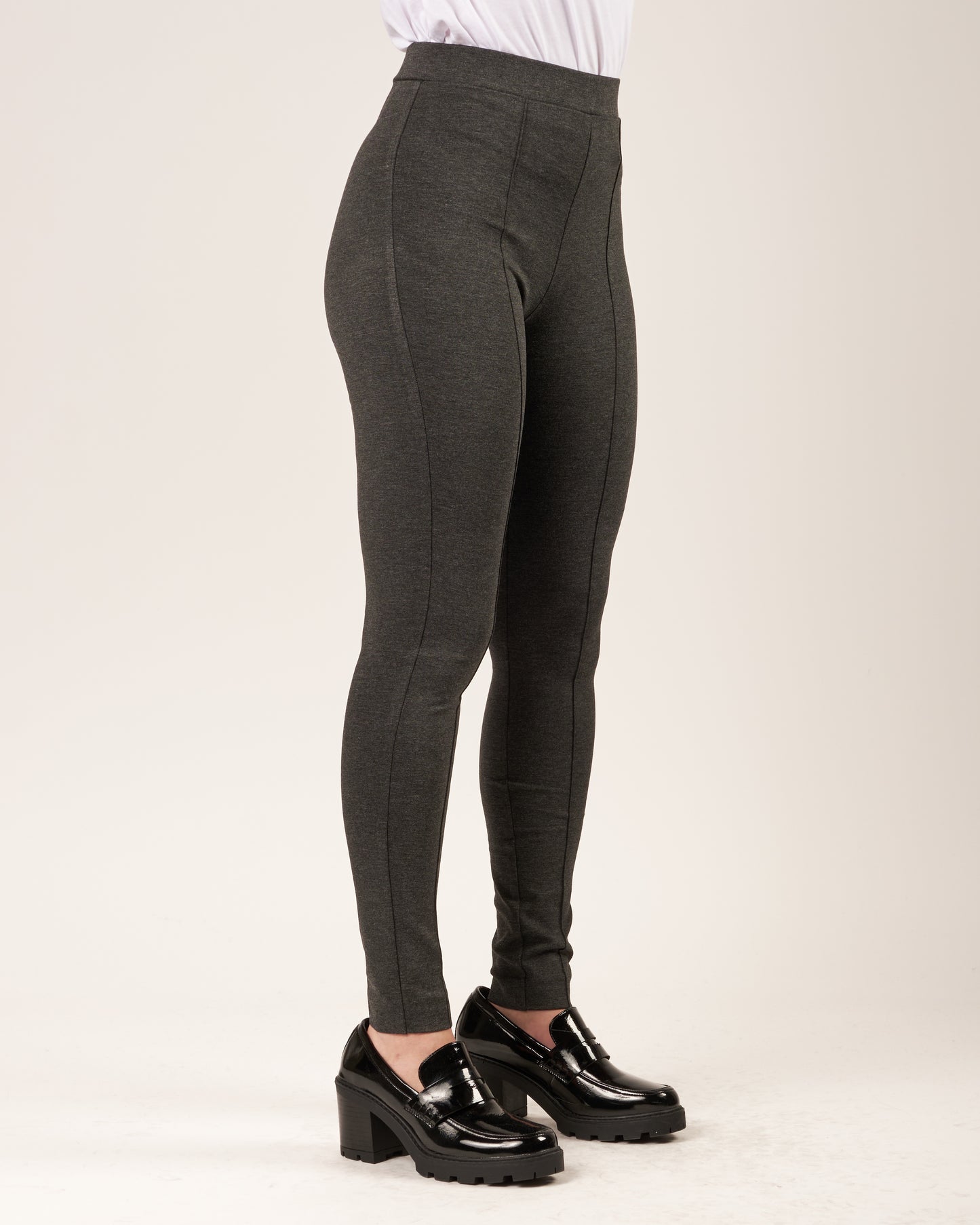 Pantaloni elasticizzati con fondo stretto