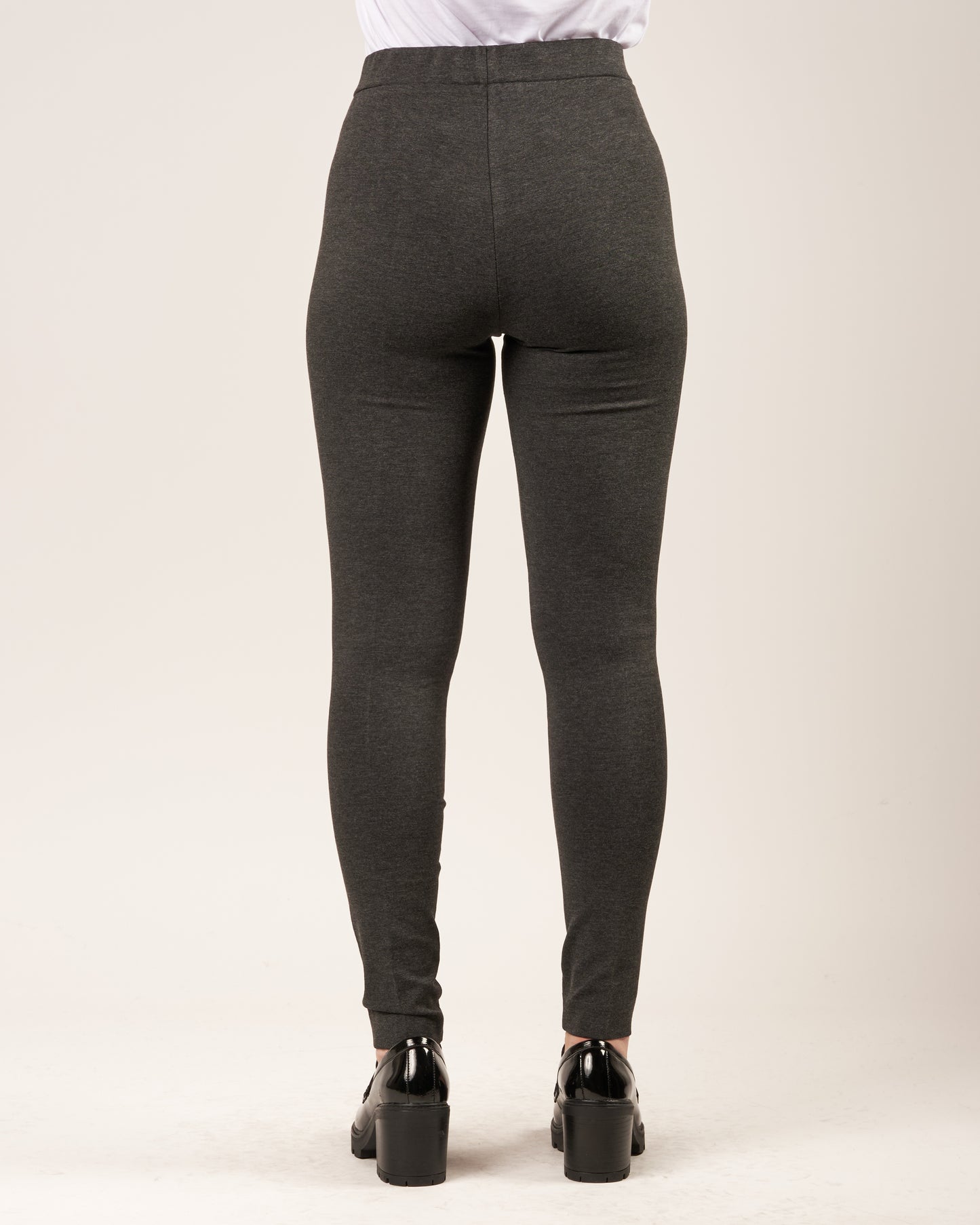 Pantaloni elasticizzati con fondo stretto