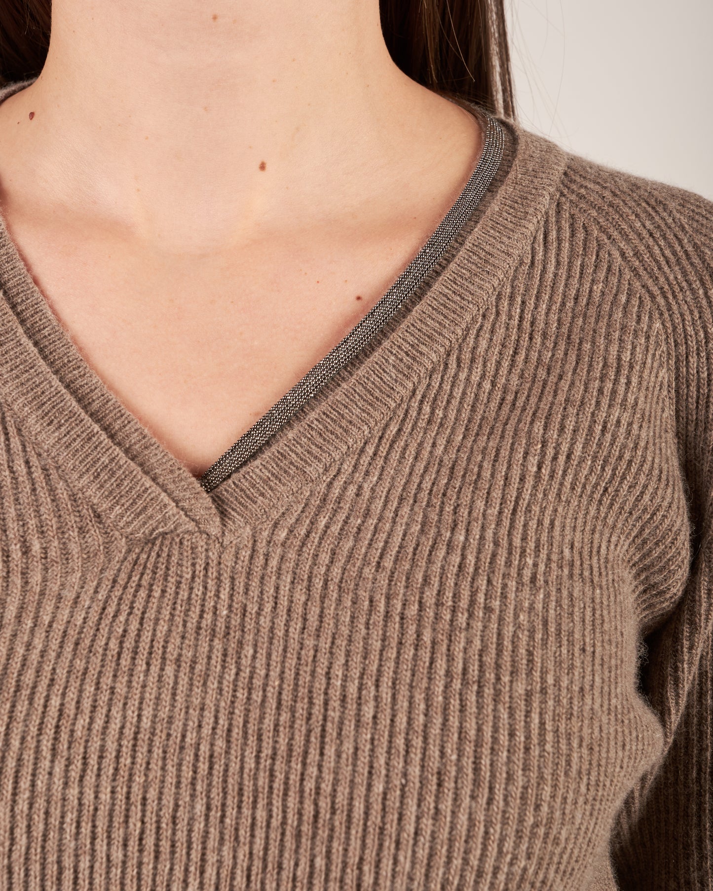 Pullover con scollo a V e monile