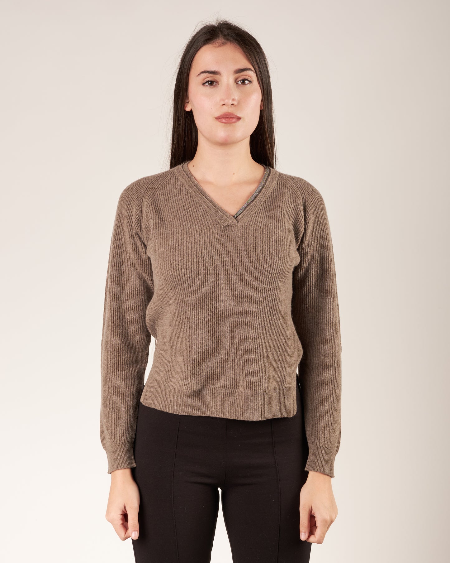 Pullover con scollo a V e monile
