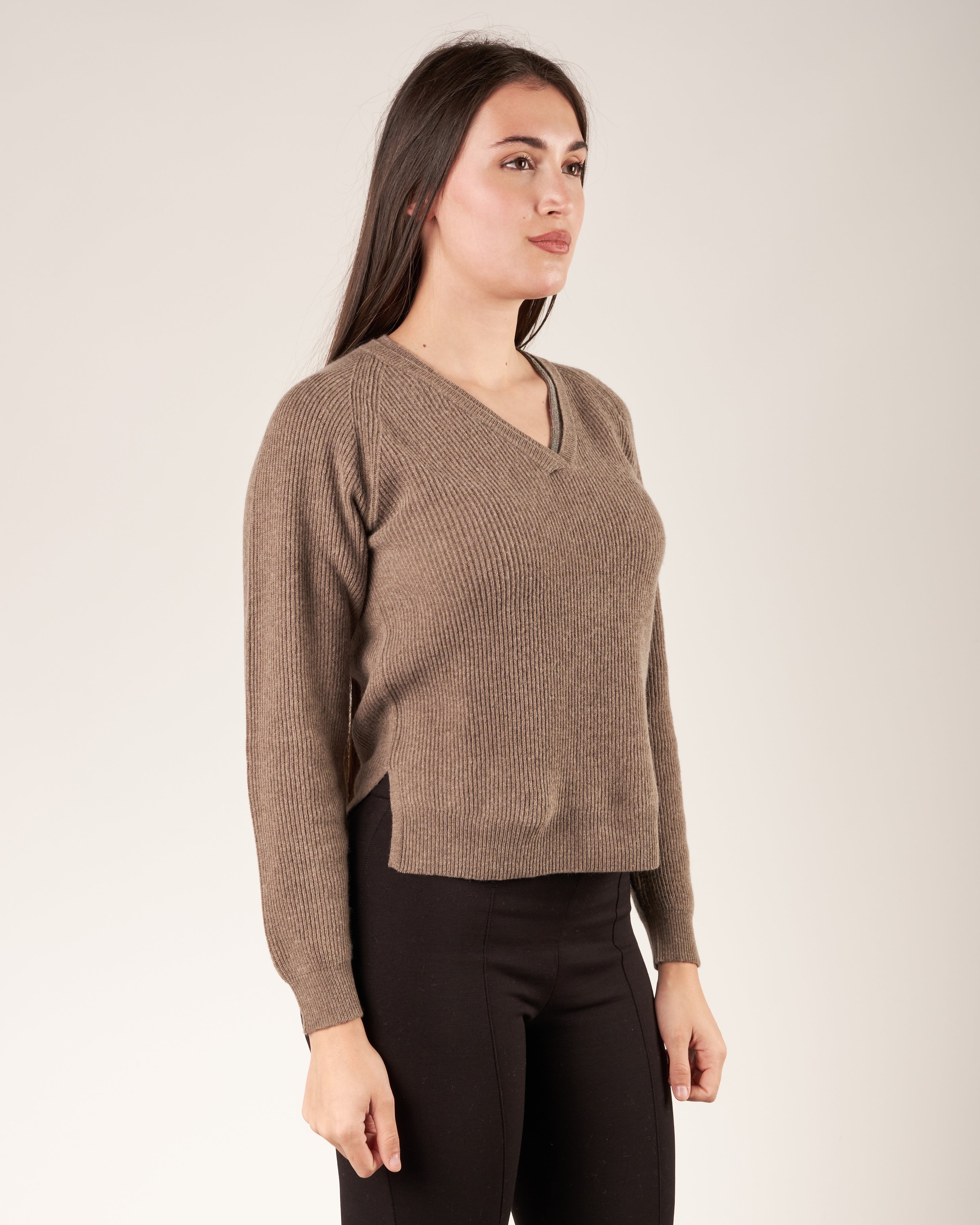 Pullover con scollo a V e monile