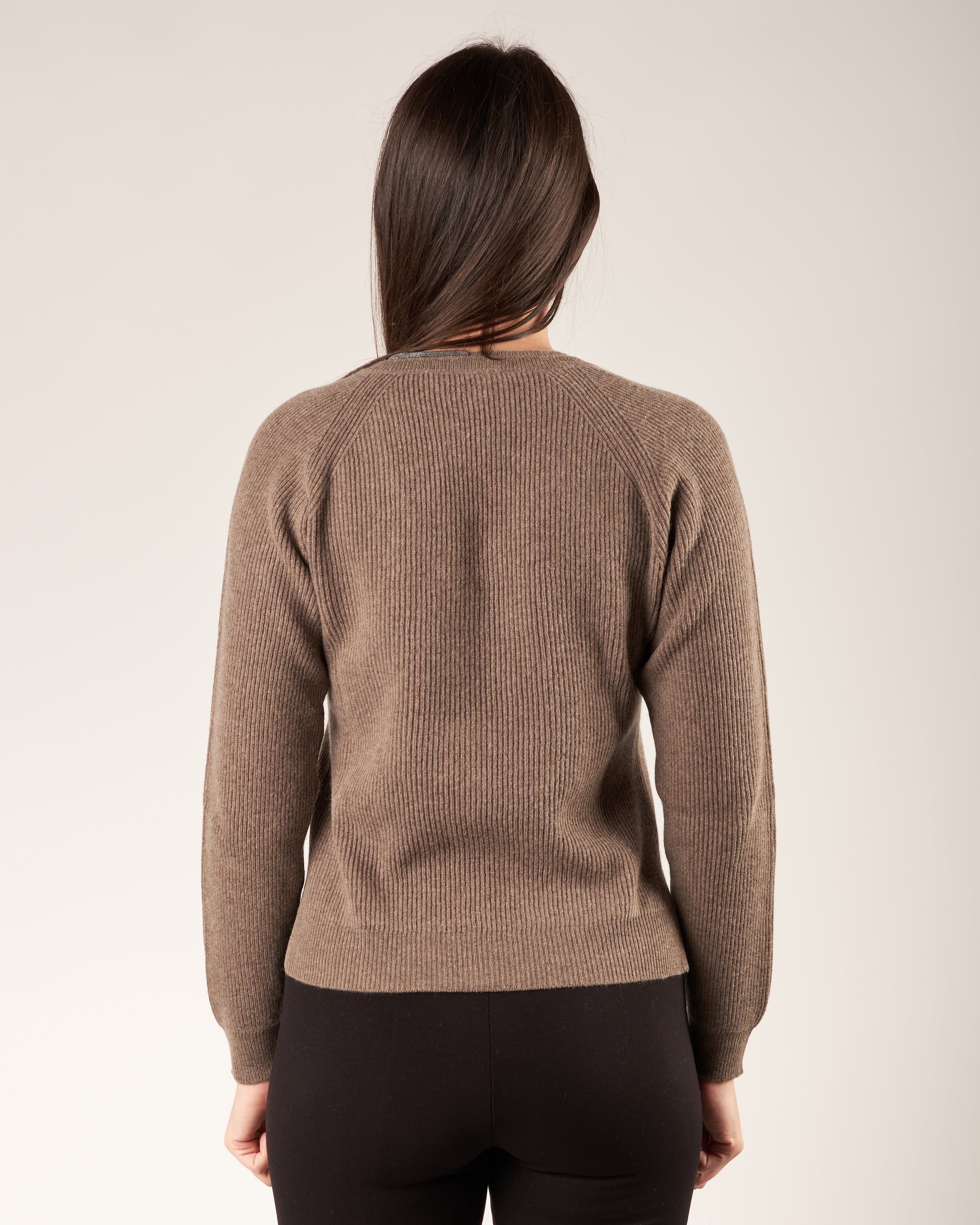 Pullover con scollo a V e monile