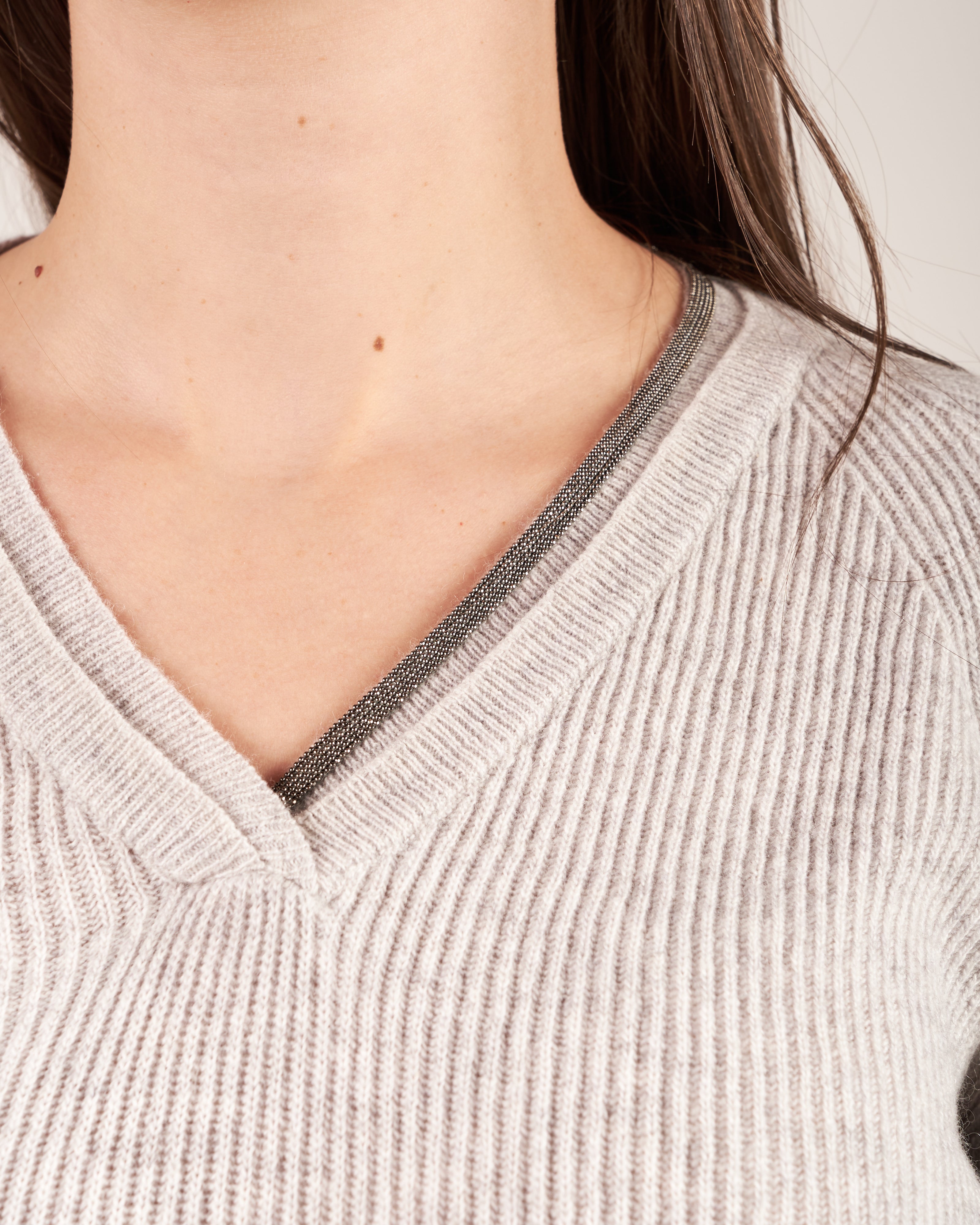 Pullover con scollo a V e monile