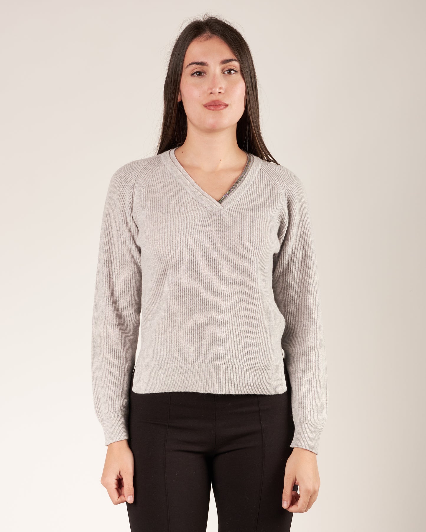 Pullover con scollo a V e monile