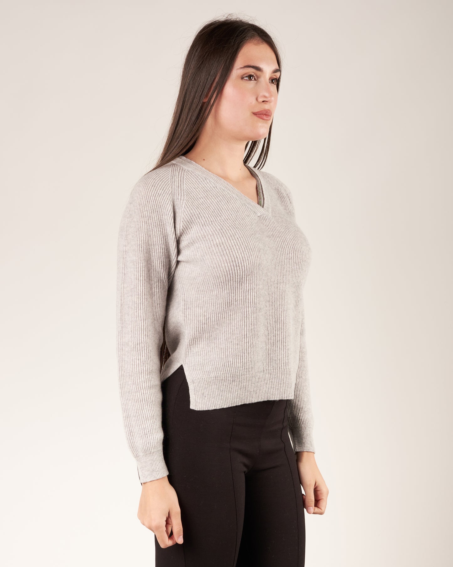 Pullover con scollo a V e monile