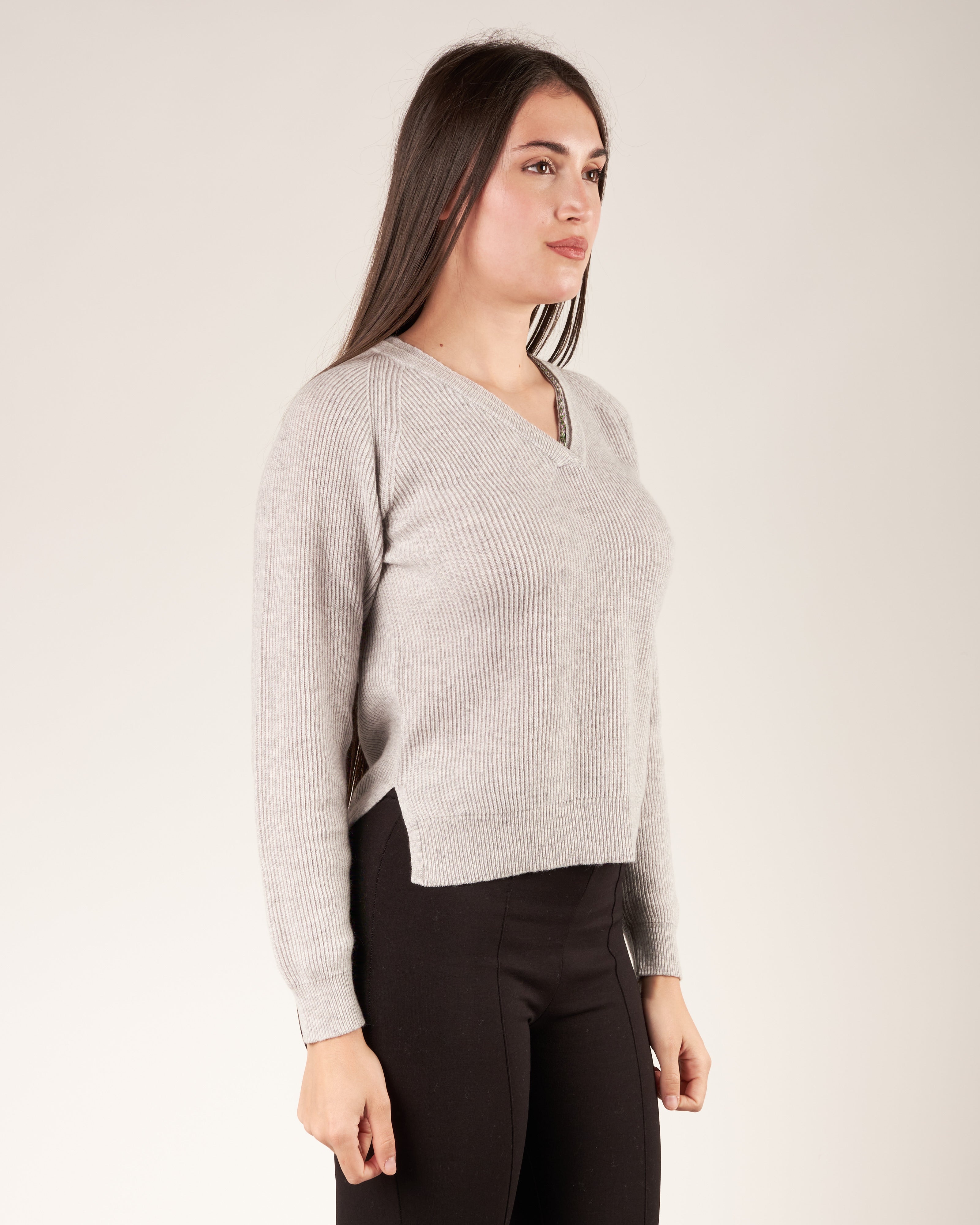 Pullover con scollo a V e monile