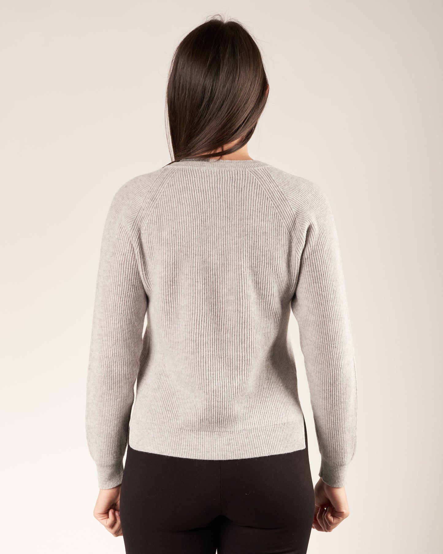 Pullover con scollo a V e monile