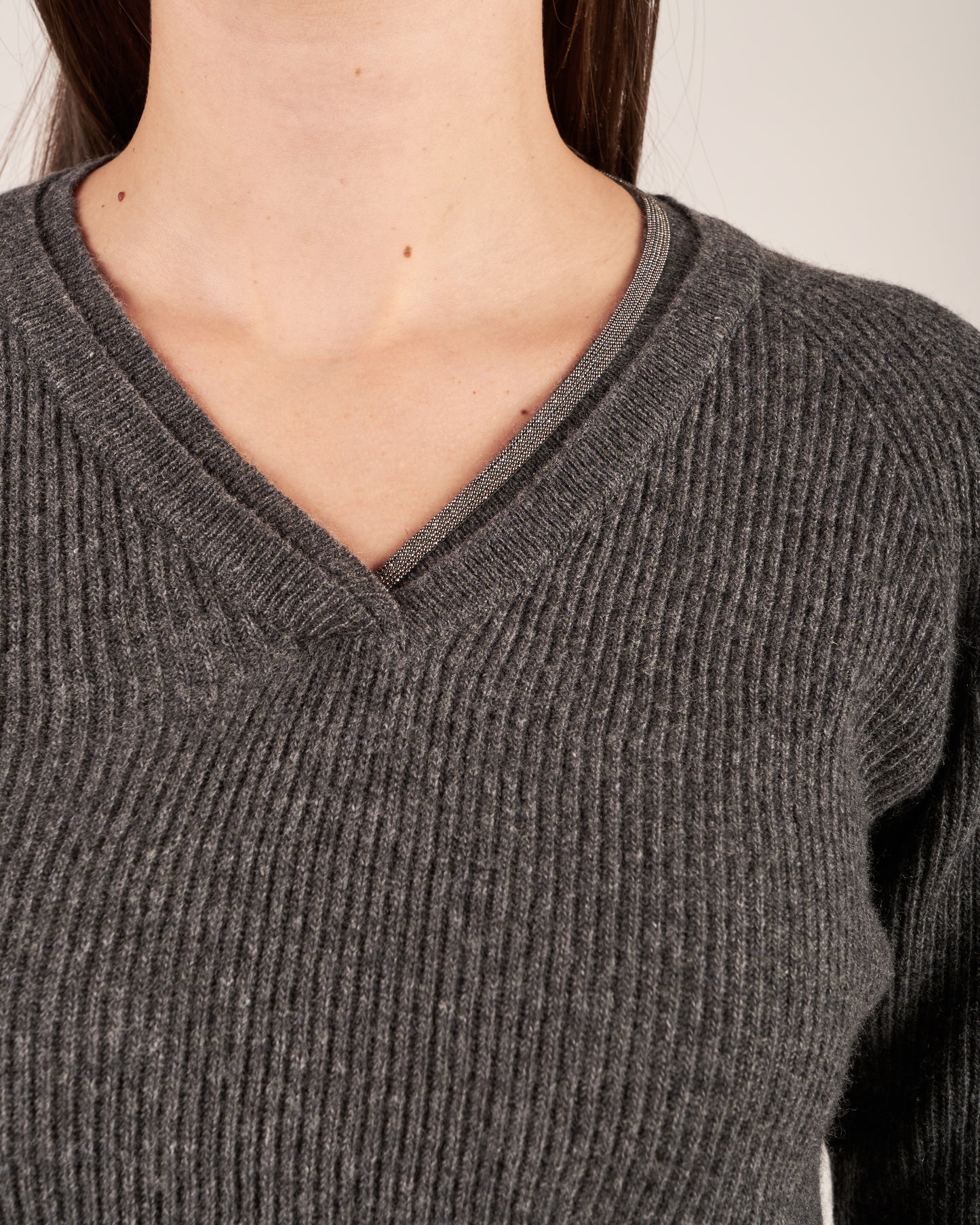 Pullover con scollo a V e monile