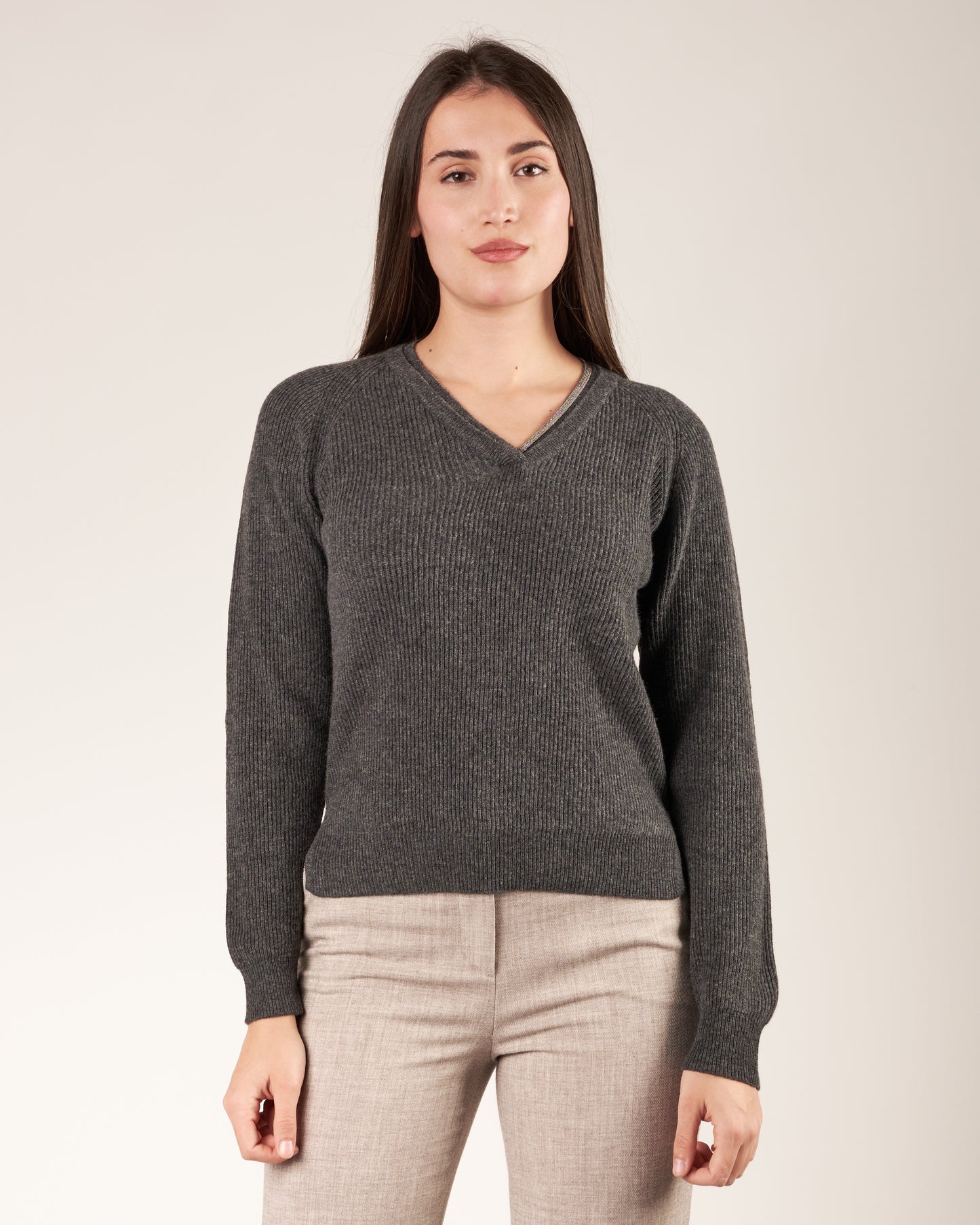 Pullover con scollo a V e monile