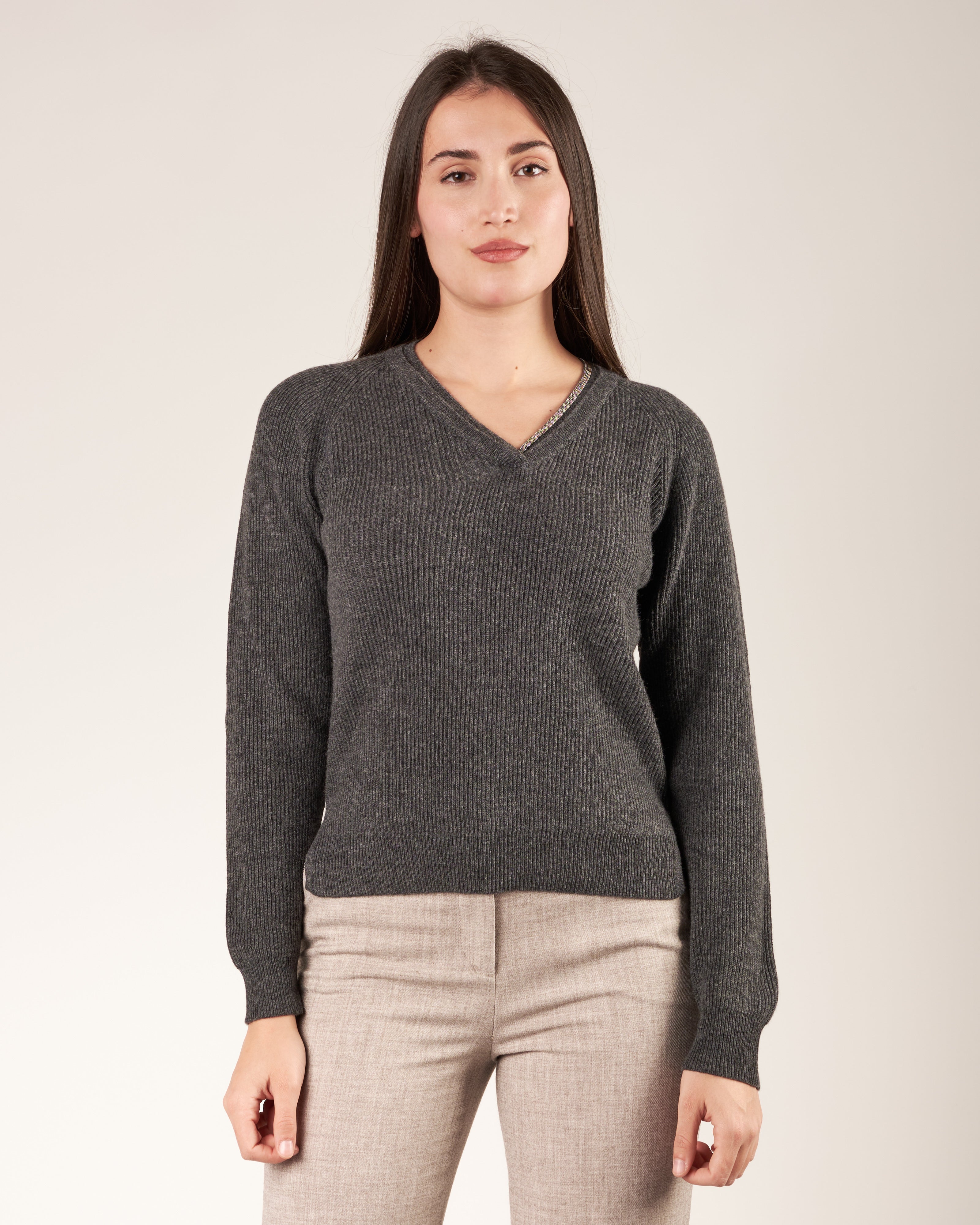 Pullover con scollo a V e monile